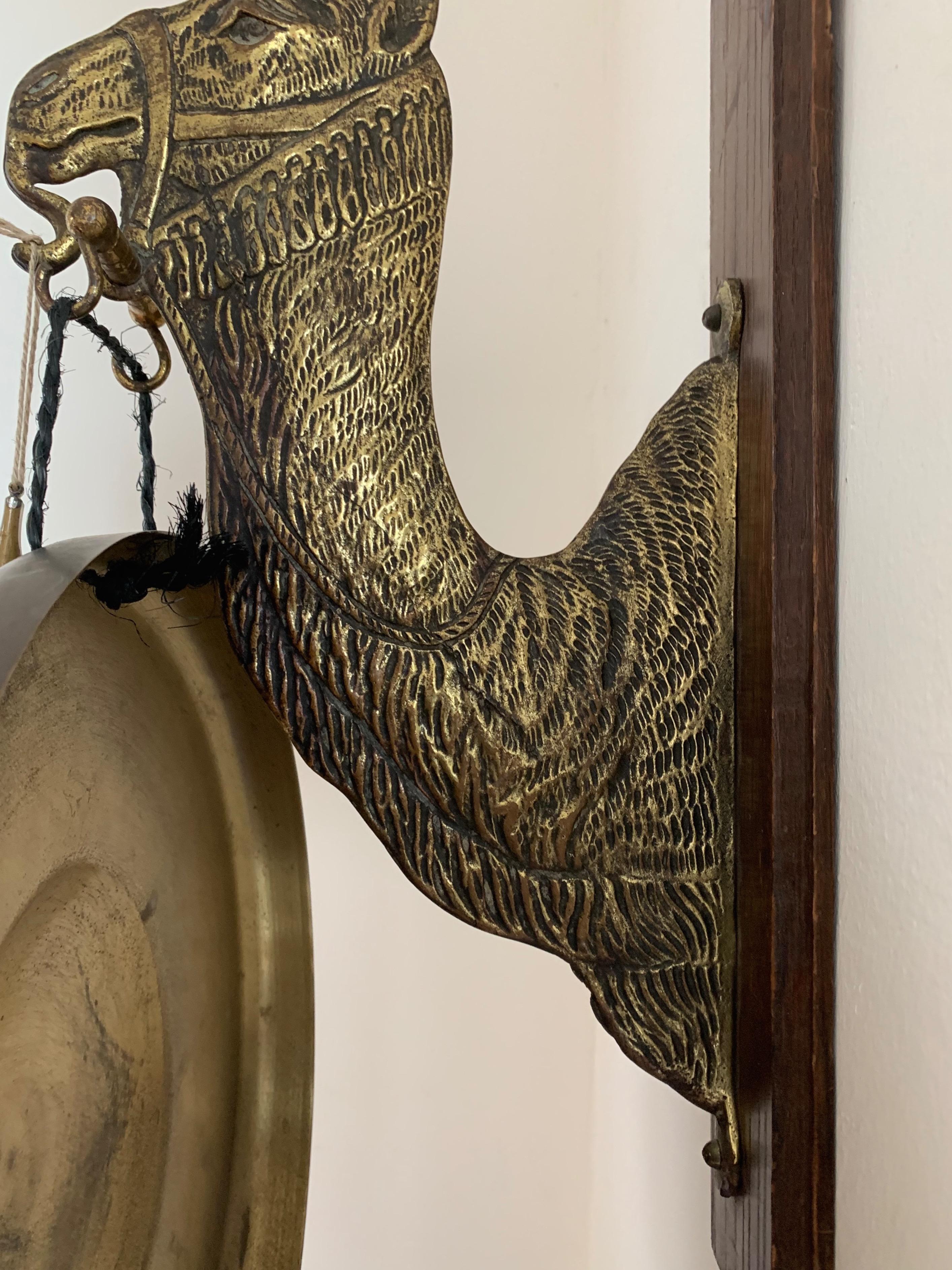 Rare 1900s Bronze and Oak, Arts & Crafts House Gong for Wall Mounting with Camel In Good Condition In Lisse, NL