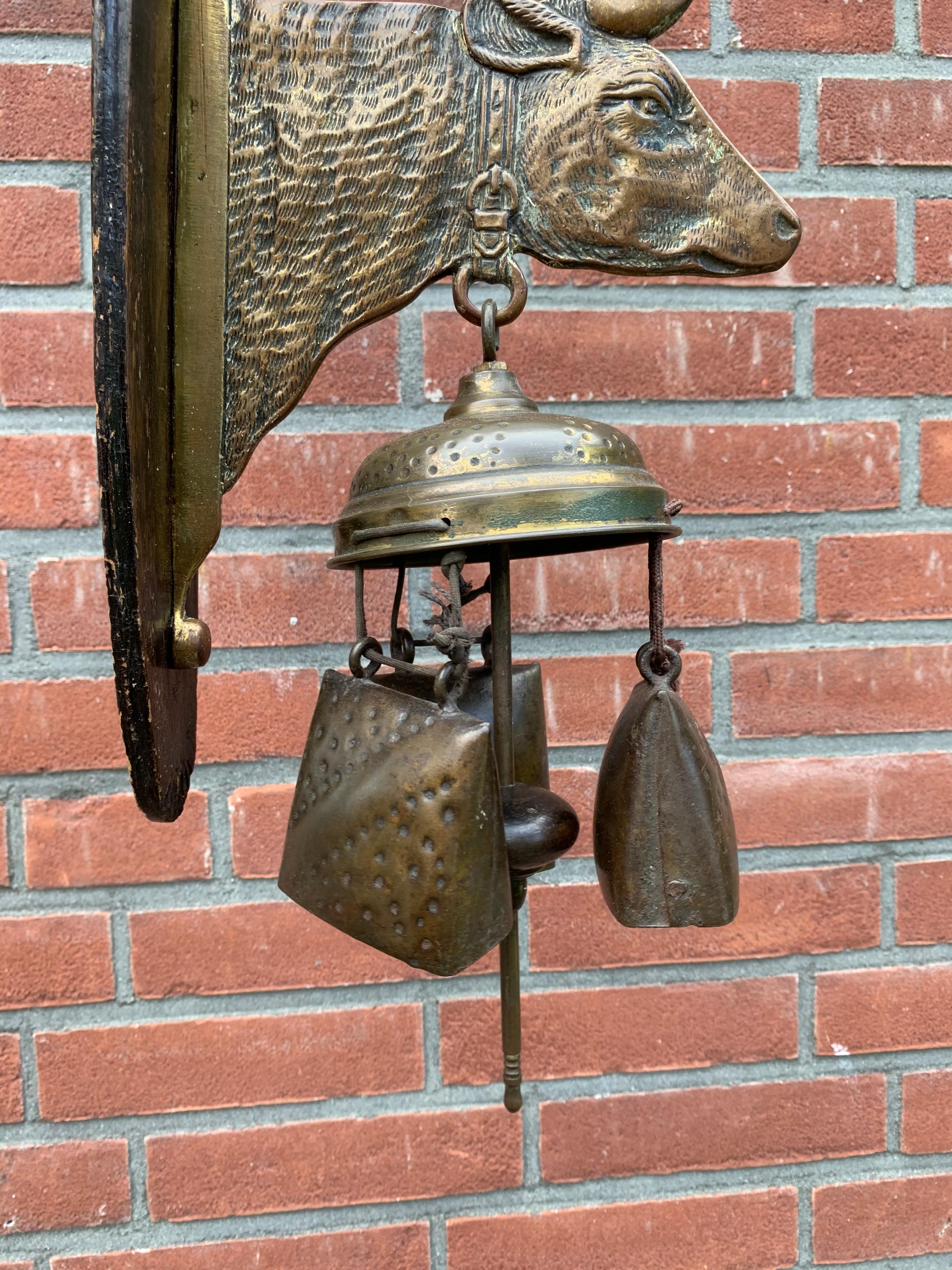 Rare 1900s Bronze & Oak, Arts & Crafts House Gong for Wall Mounting w. Cow Bells In Good Condition In Lisse, NL
