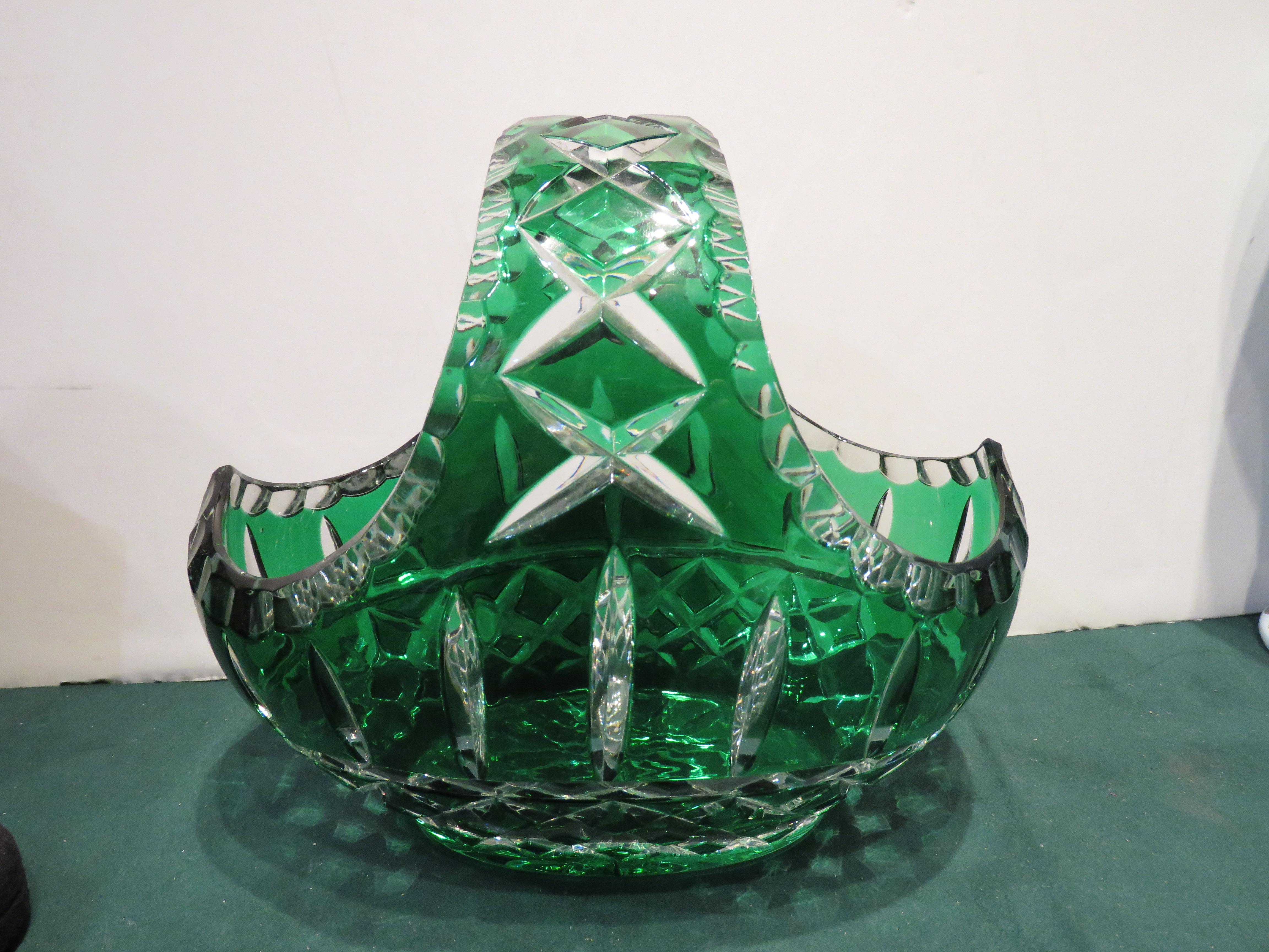 L'article suivant est un Rare Antique Lovely HEAVY HANDCUT Emerald Hand Crystal Glass Basket. Le panier est finement décoré d'un magnifique motif entouré de toutes parts.  
Approximativement : 7.5