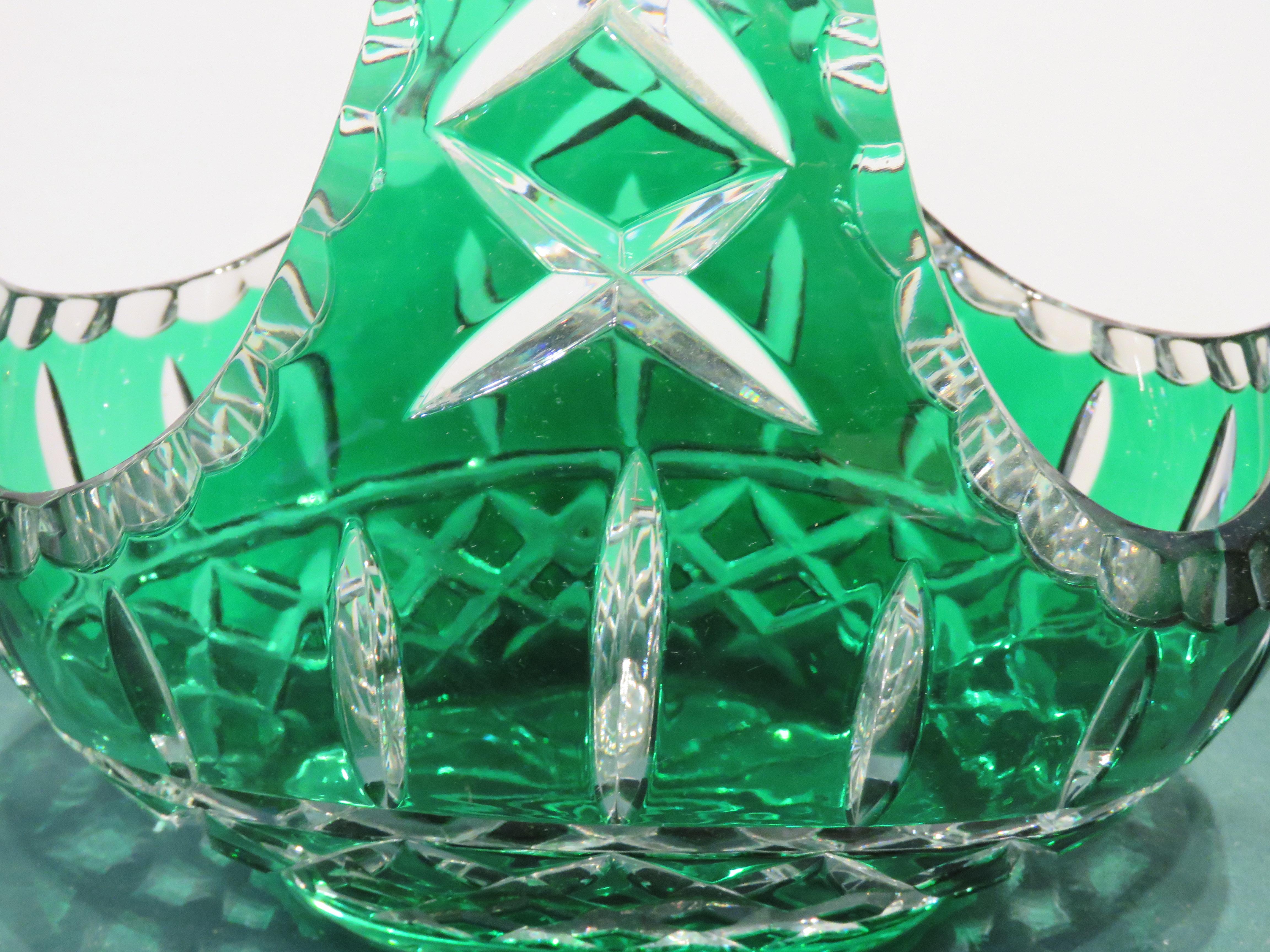 RARE 1900s Large Handcut Heavy Etched Diamond Cut Emerald Crystal Basket In Good Condition For Sale In New York, NY