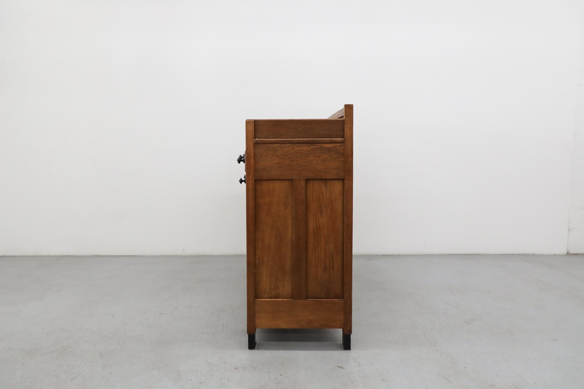 Raro comò della Scuola di Amsterdam Art Deco degli anni '20, in Oak, di Paul Bromberg per Pander In condizioni buone in vendita a Los Angeles, CA