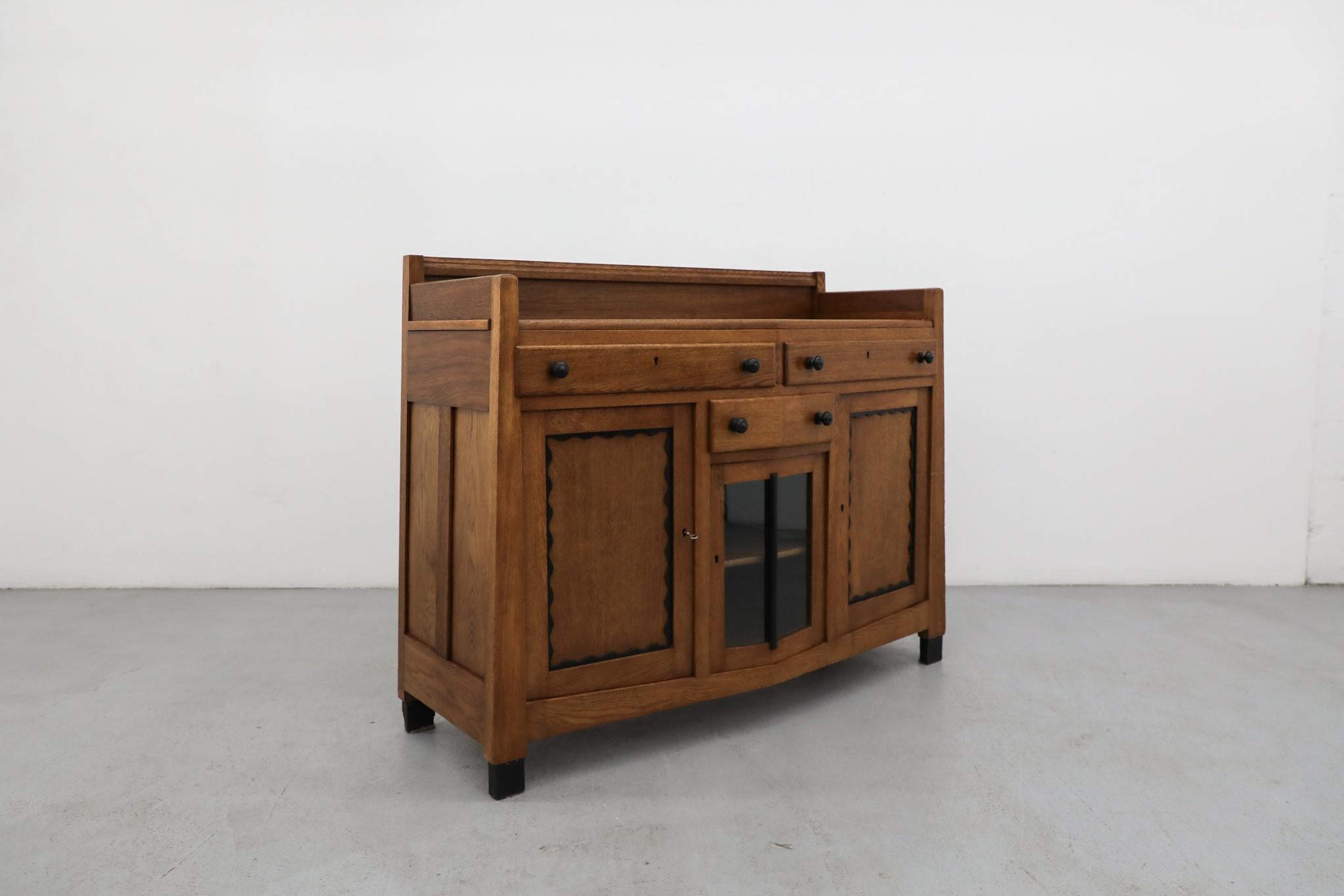 Vetro Raro comò della Scuola di Amsterdam Art Deco degli anni '20, in Oak, di Paul Bromberg per Pander in vendita