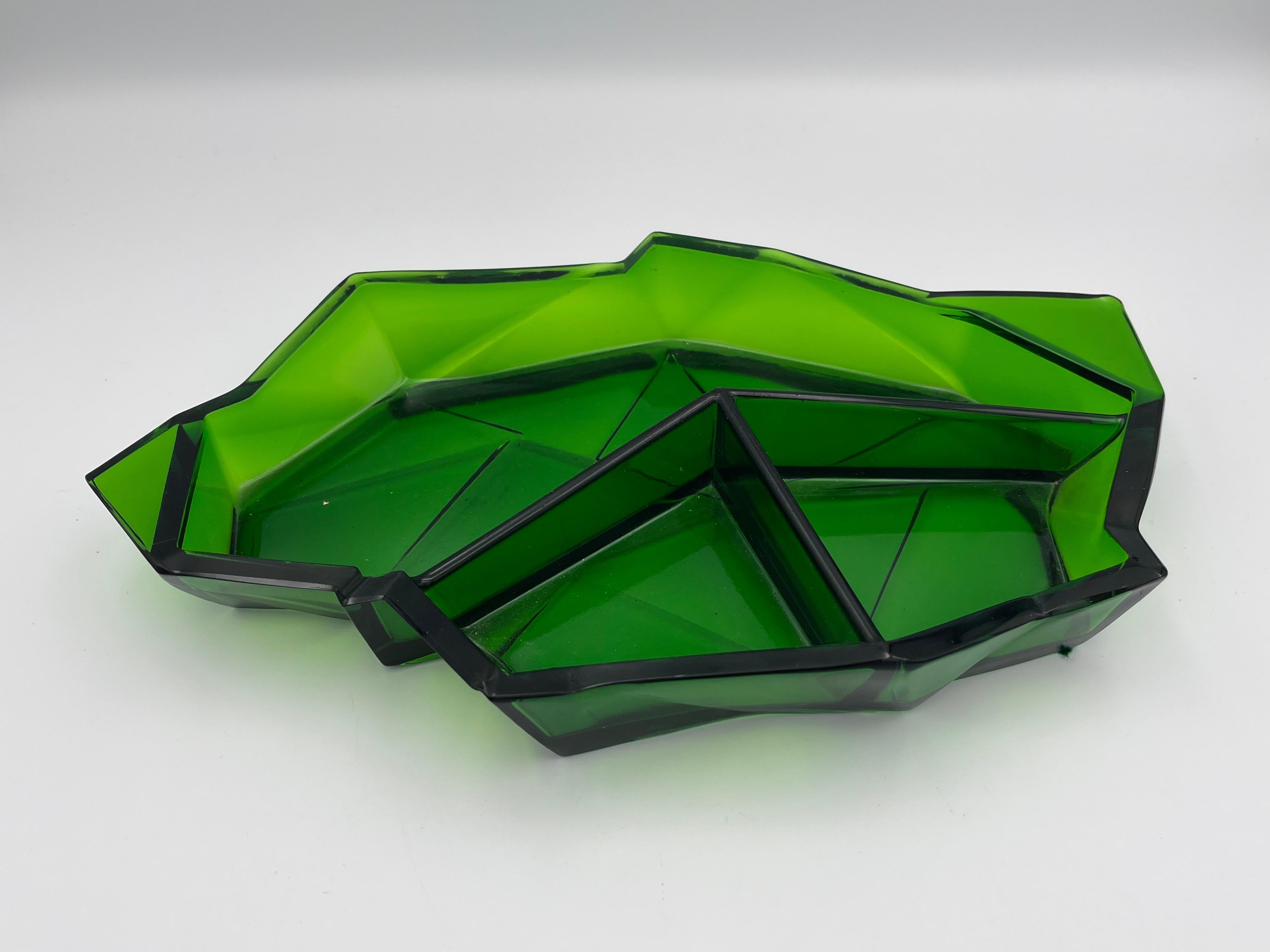 Seltene 1920er Art Deco Dschungel Grün Ruba Rombic Glas Servierschale von Consolidated Glass

Diese seltene Ruba Rombic-Servierplatte aus den 1920er Jahren, die von Ruben Haley für die Consolidated Glass Company entworfen wurde, ist ein