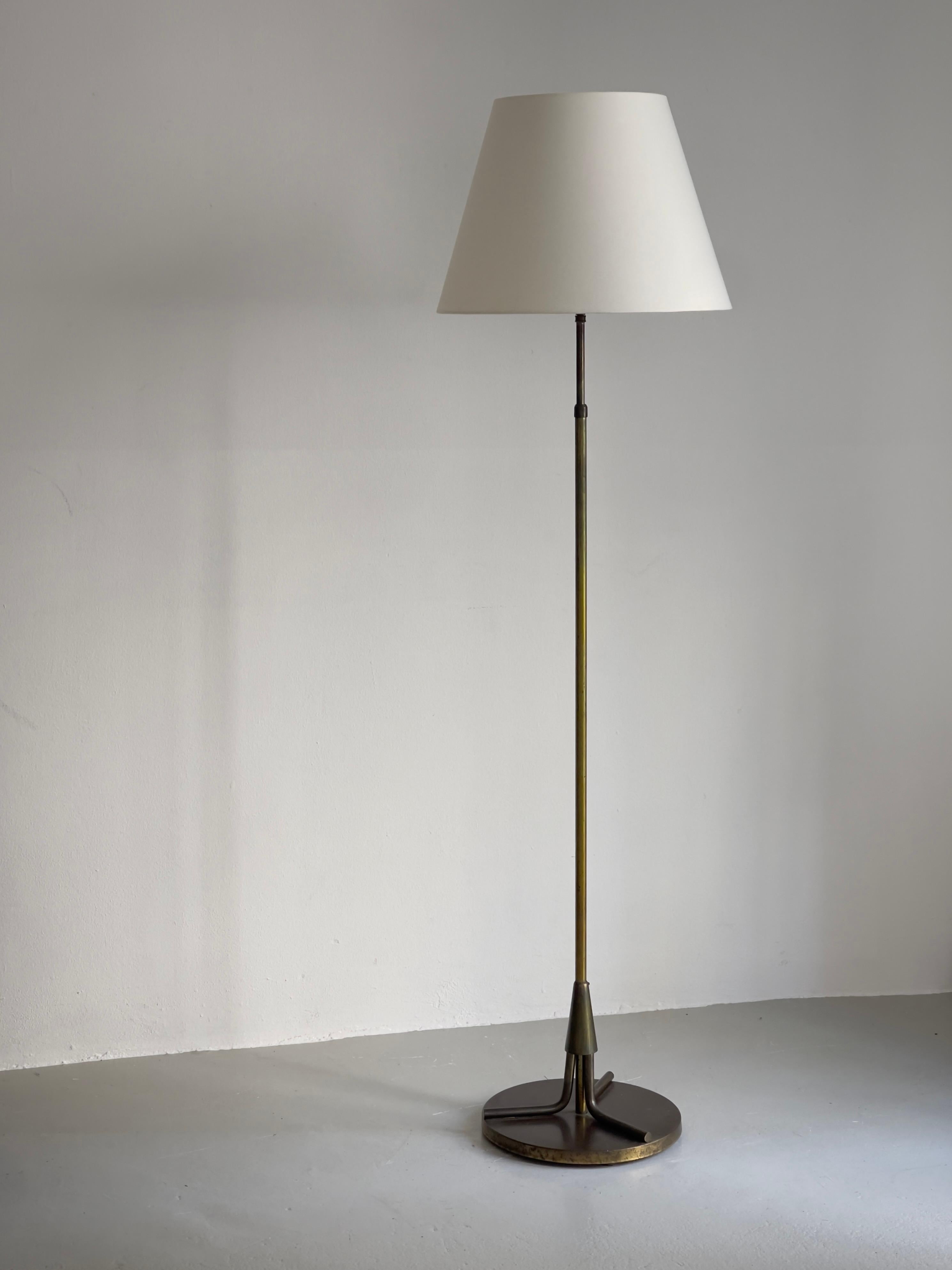 Dans les annales de l'histoire du design, ce rare lampadaire en bronze danois d'Ernst Voss témoigne de l'allure opulente du mouvement Art déco, incarnant l'essence des années folles avec une sophistication inégalée. Fabriquée à l'apogée de l'ère du
