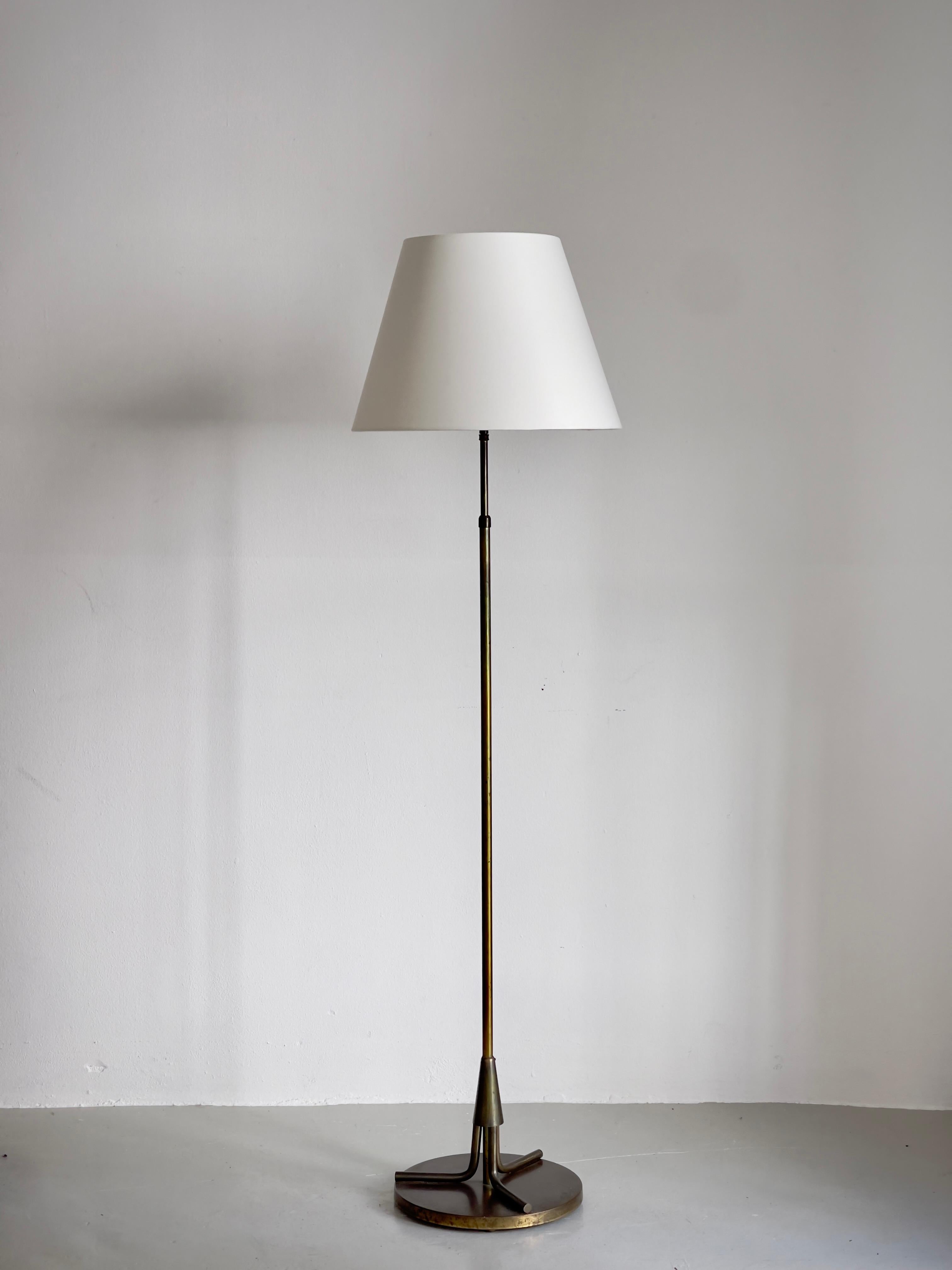 Rare lampadaire Art déco danois des années 1920 en élégant bronze patiné par Ernst Voss en vente 1