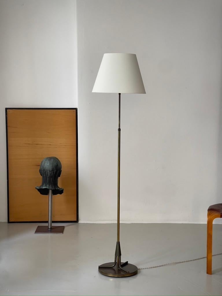 Danois Rare lampadaire Art déco danois des années 1920 en élégant bronze patiné par Ernst Voss en vente
