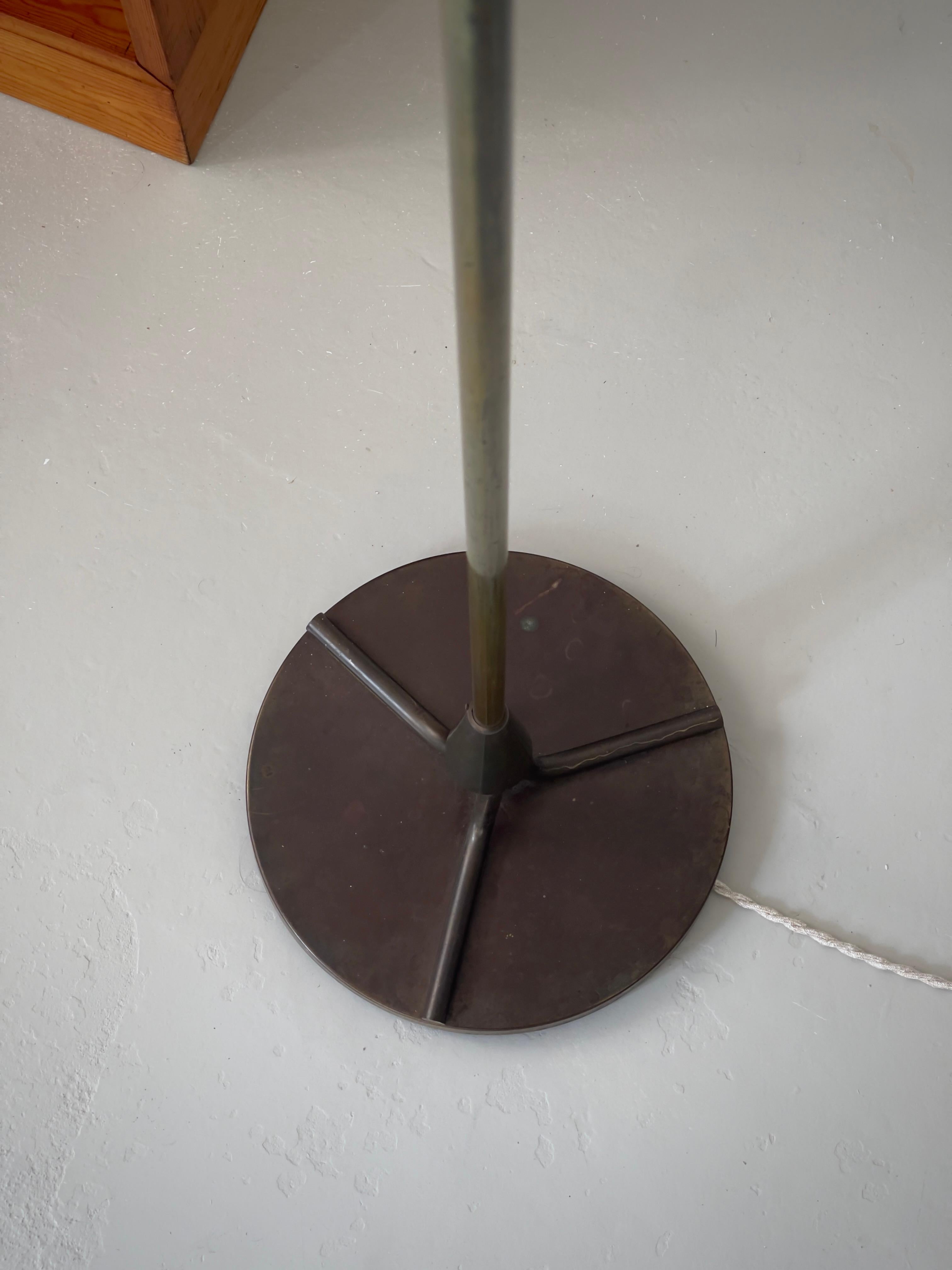 Rare lampadaire Art déco danois des années 1920 en élégant bronze patiné par Ernst Voss en vente 3
