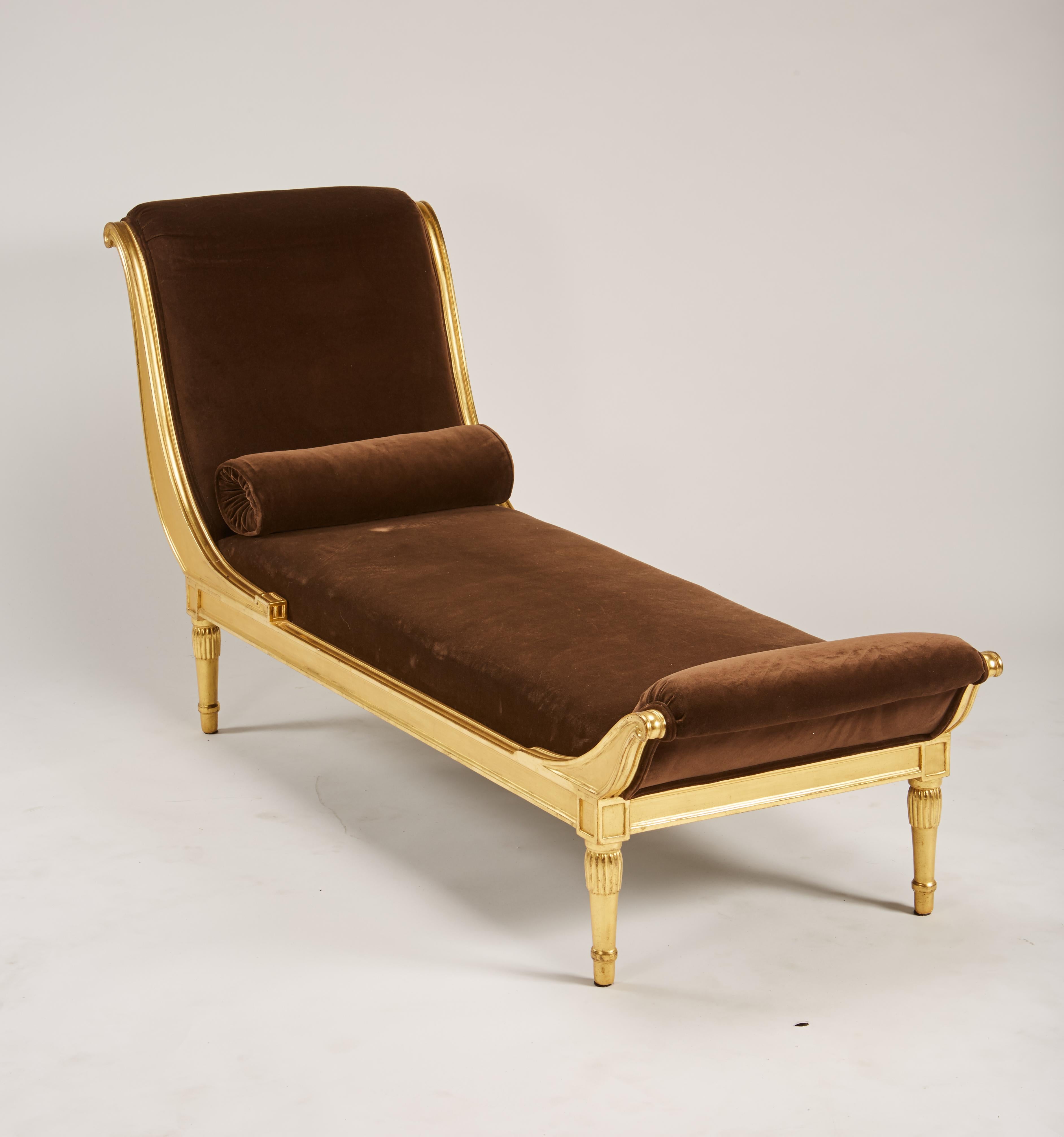 Rare et élégante chaise longue en bois doré de Charlotte Chauchet-Guilleré pour l'Atelier Primavera, vers 1920, avec un revêtement plus ancien en velours brun. Usure de la dorure par endroits, quelques marques sur le velours. Provenance Christie's
