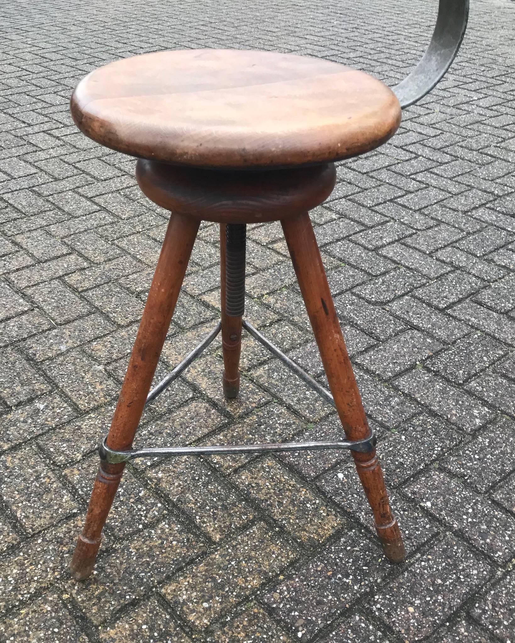 Tolles Design:: stark:: robust und langlebig hohen Hocker. 

Dieser Hocker mit Rückenlehne aus den frühen 1900er Jahren ist eine Rarität. Er hat das Aussehen:: die Qualität und der gebrauchte Zustand ist genau das:: was diesen industriellen Stil für
