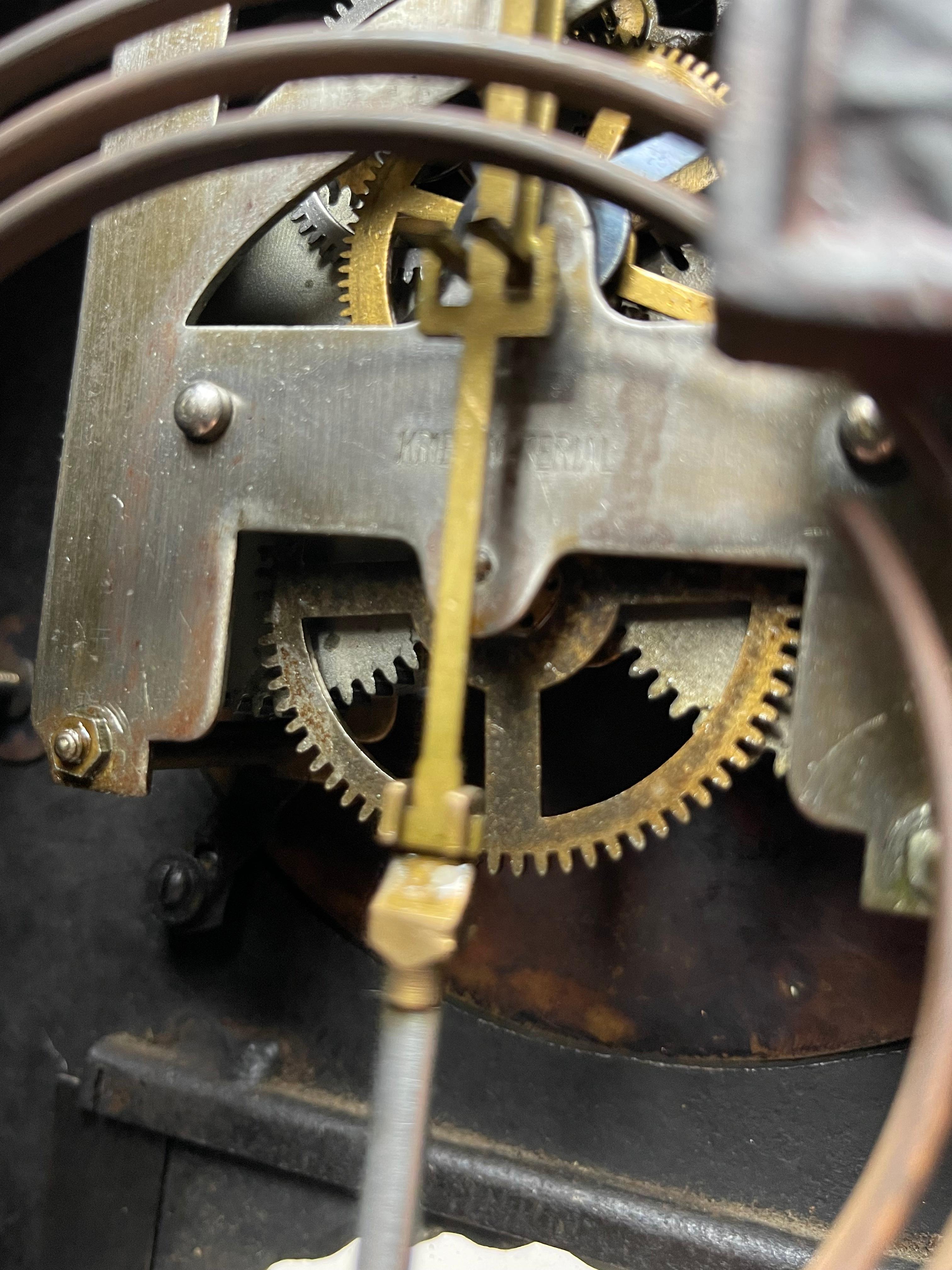 Rare horloge de table ou de bureau des années 1920, estampillée Kriegsmaterial au dos en vente 3