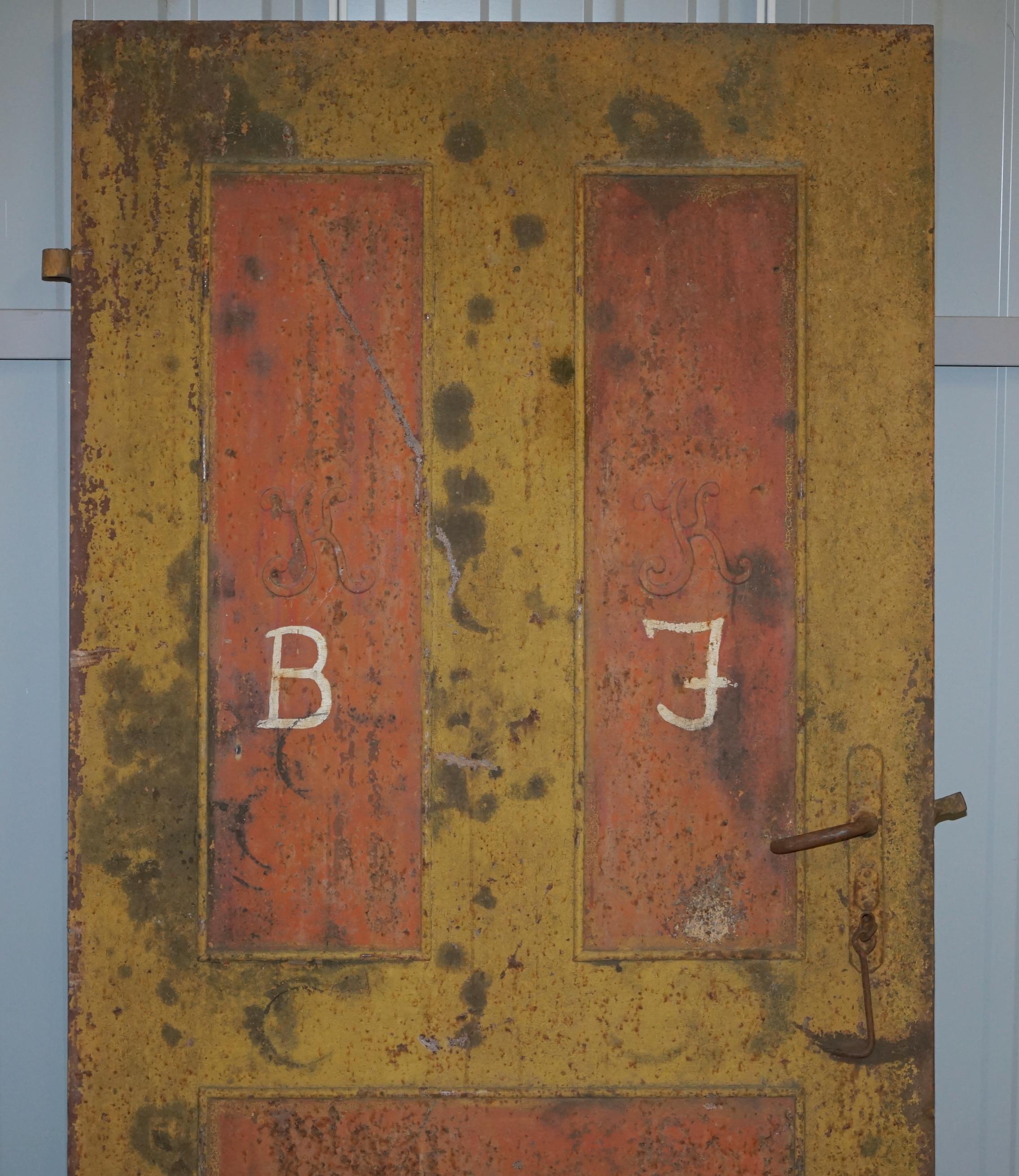 Nous sommes ravis d'offrir à la vente cette belle porte de sécurité originale hongroise peinte à la main datant de 1922 et utilisée pour empêcher les pillages après la guerre

Une très belle pièce, idéalement adaptée à la décoration uniquement,