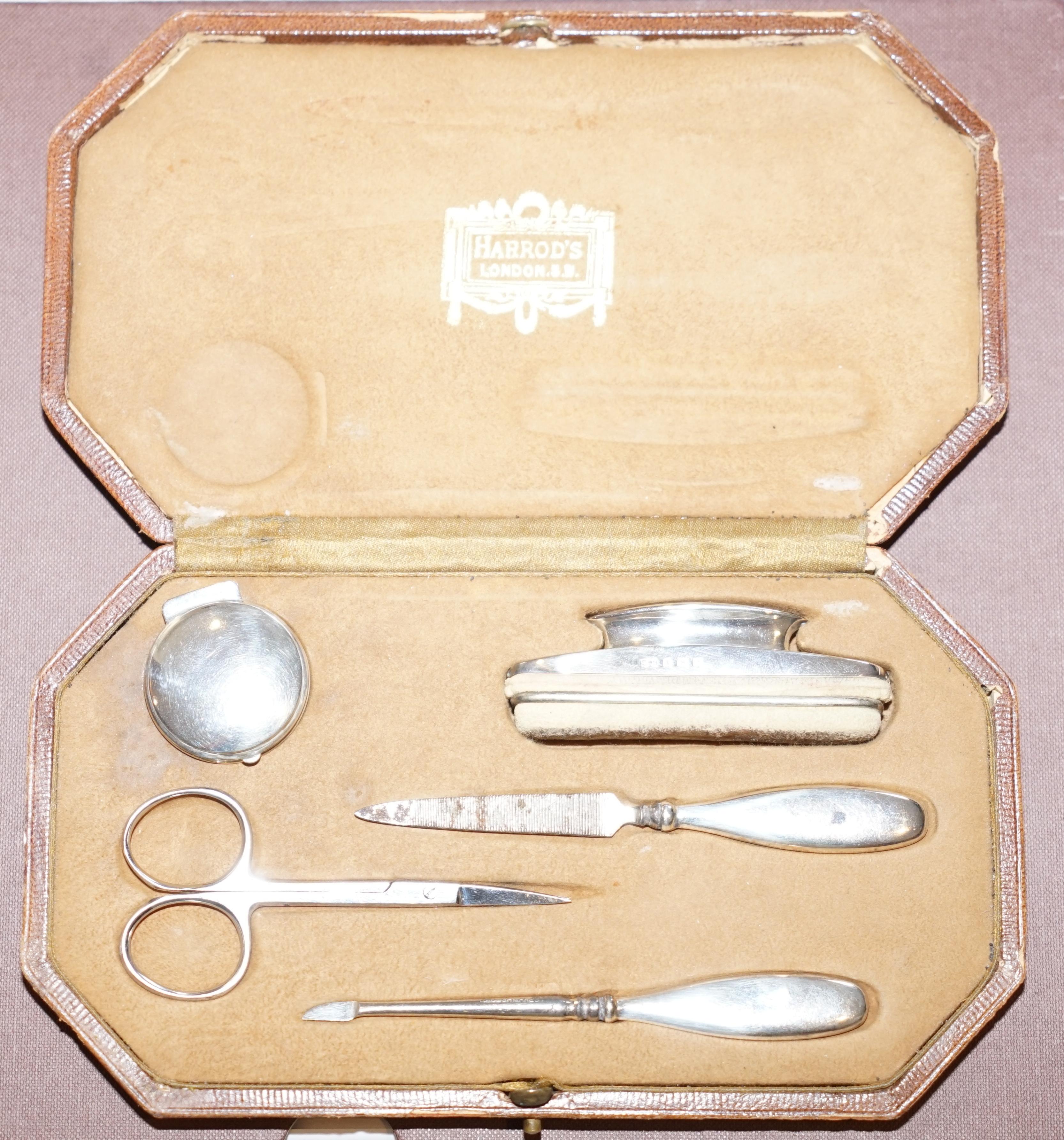 We are delighted to offer for sale this stunning original Harrods London 1923 fully hallmarked sterling silver manicure set.

A very nice smart suite of sterling silver nail tools in the original Harrods London case. Each piece is hallmarked SM
