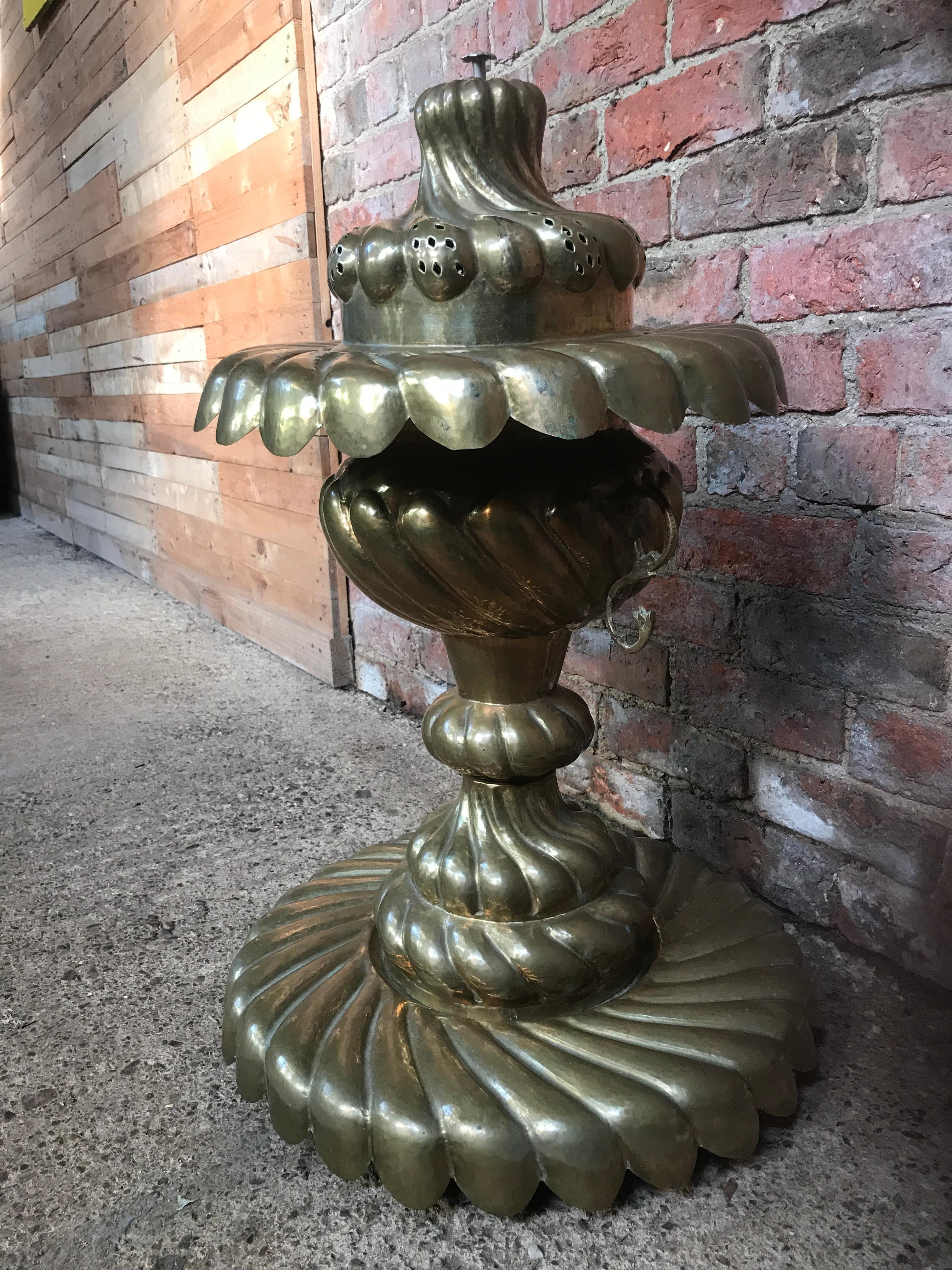 Rare antique handcrafted sculptural decorative copper / brass urn

Measures: Height 80cm, diameter 53cm.