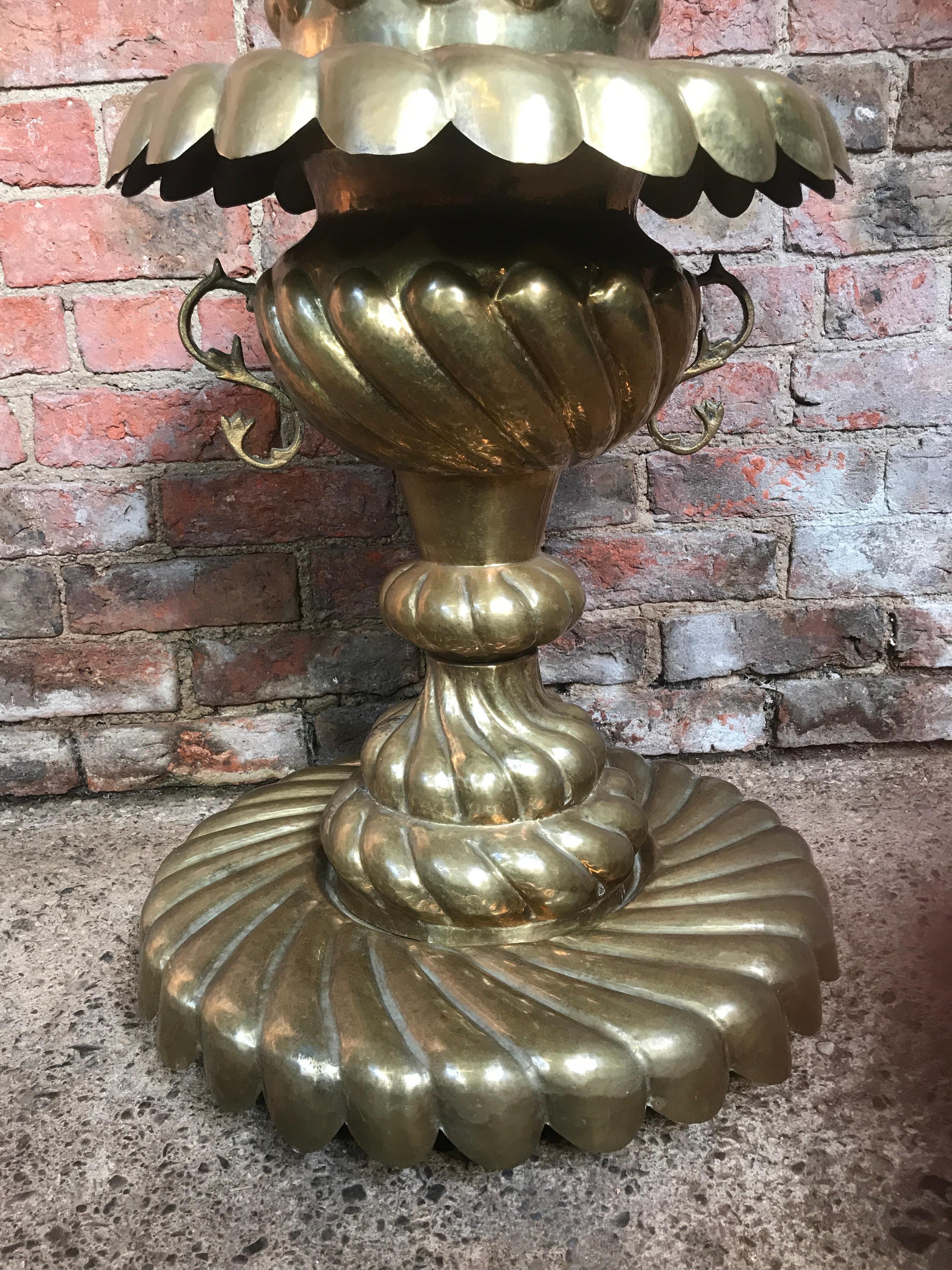 Mid-Century Modern Grande urne décorative sculpturale en cuivre et laiton:: datant de 1930:: de fabrication artisanale en vente