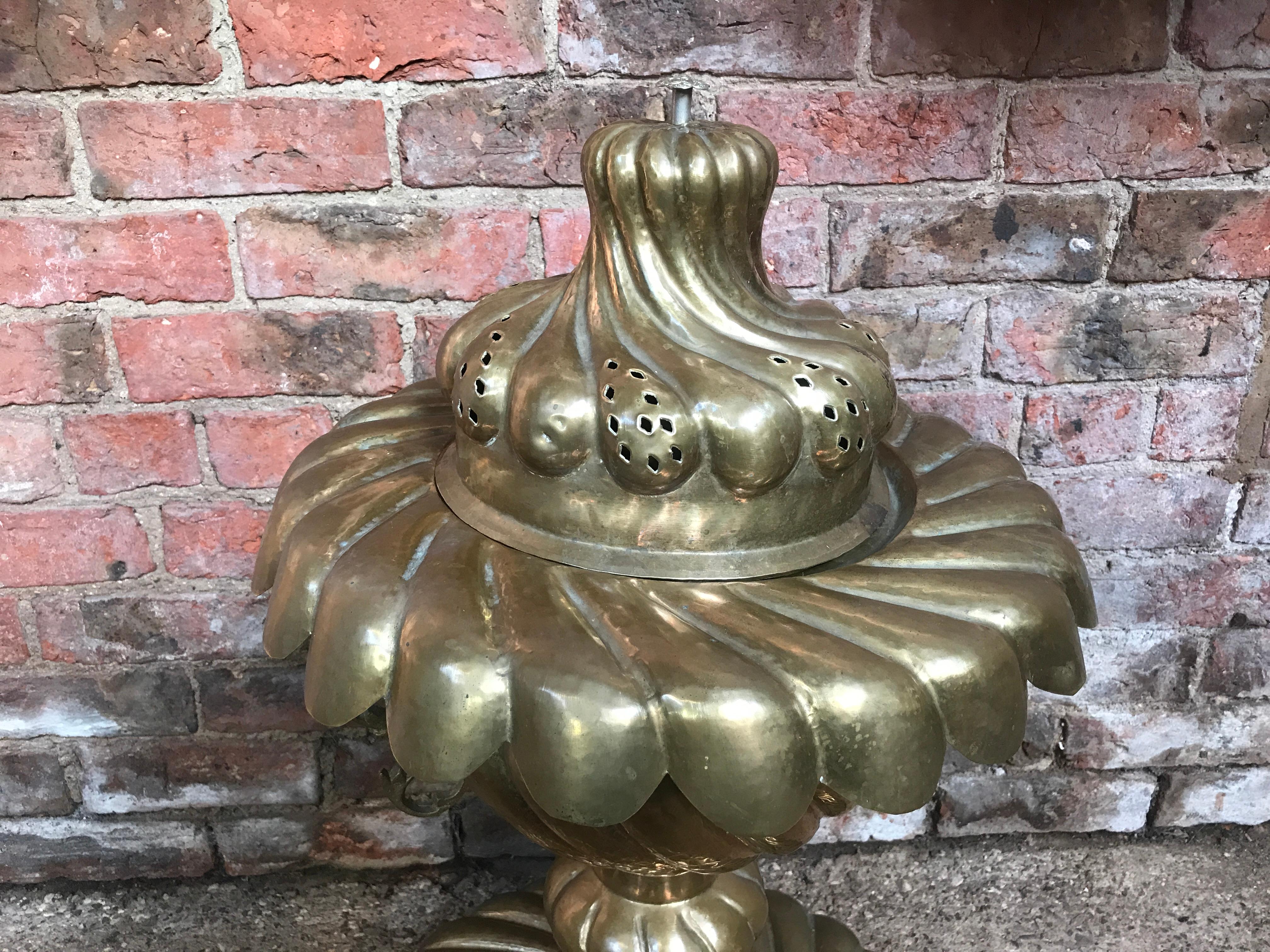 Britannique Grande urne décorative sculpturale en cuivre et laiton:: datant de 1930:: de fabrication artisanale en vente