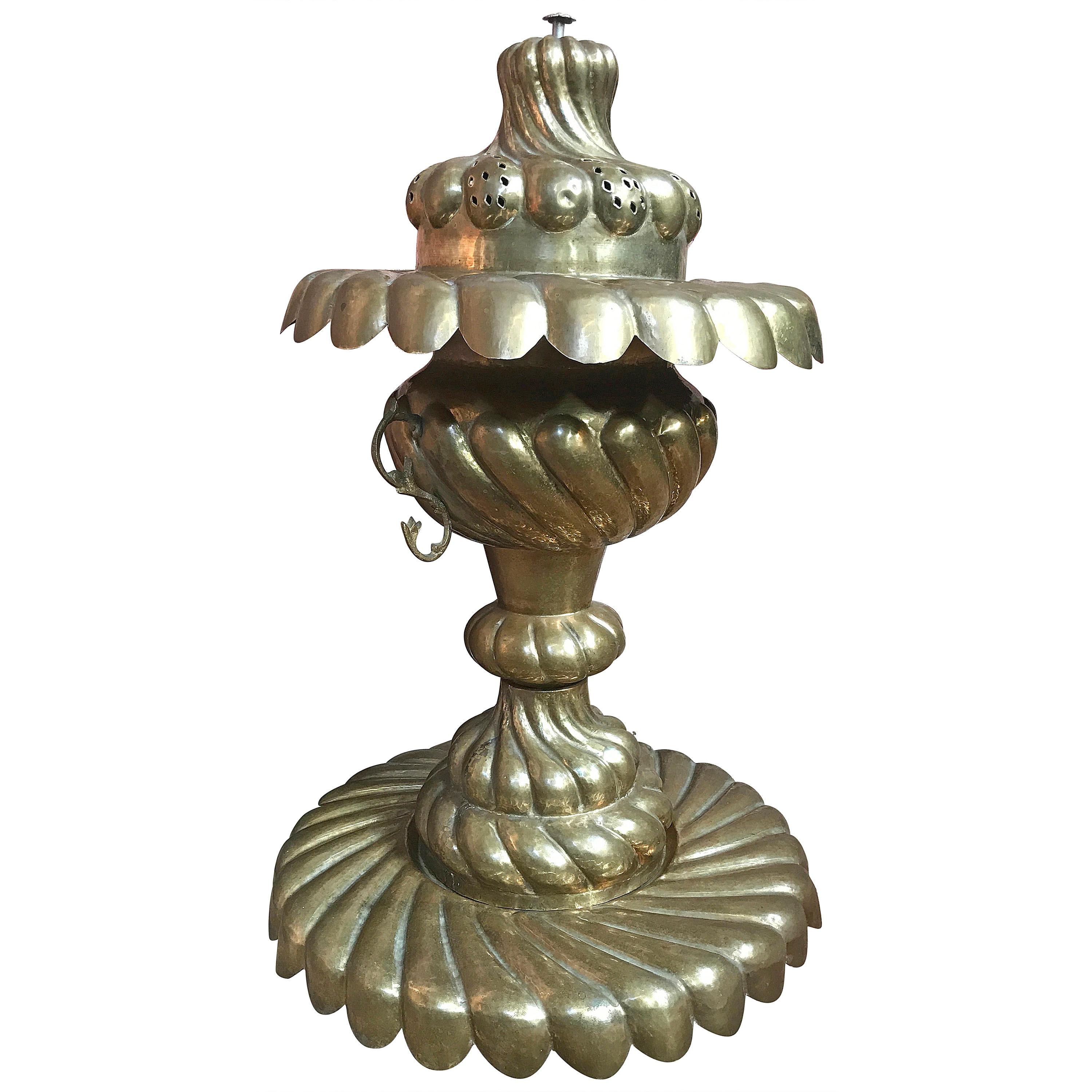 Grande urne décorative sculpturale en cuivre et laiton:: datant de 1930:: de fabrication artisanale en vente
