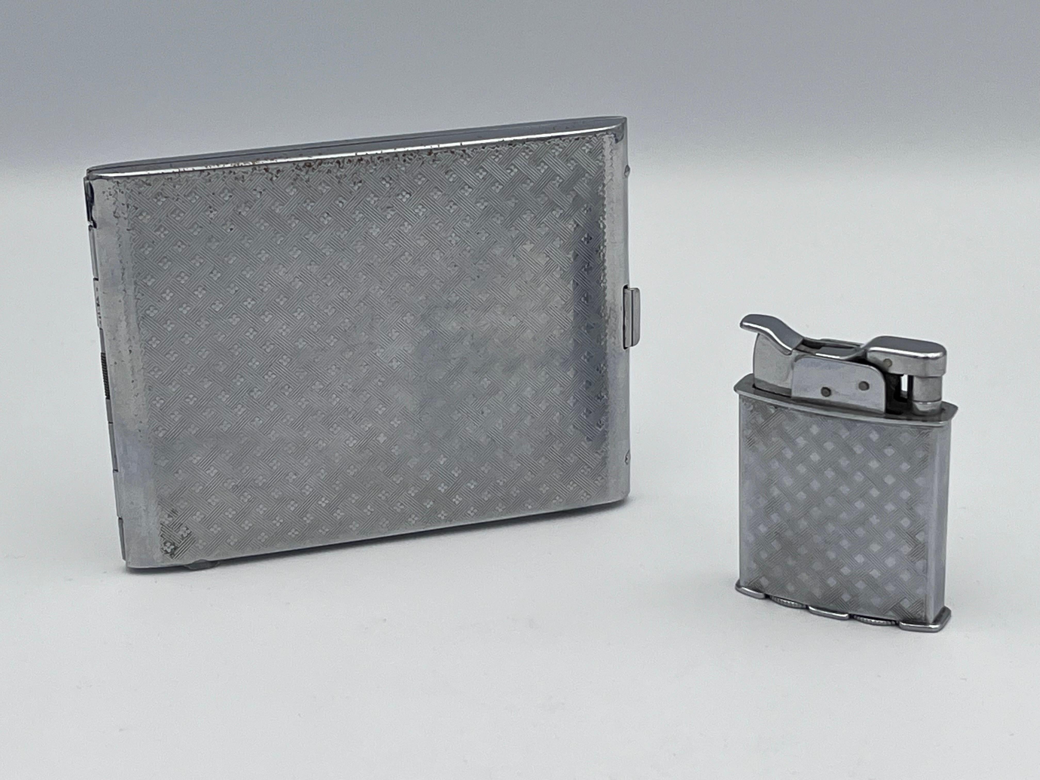 Rare 1930s Art Deco Evans Chrome & Enamel Cigarette Case and Matching Trig-A-Lite Lighter Set – Streamline Engine-Turned Design

This rare and exceptional 1930s Art Deco Evans cigarette case and Trig-A-Lite lighter set exemplifies the height of