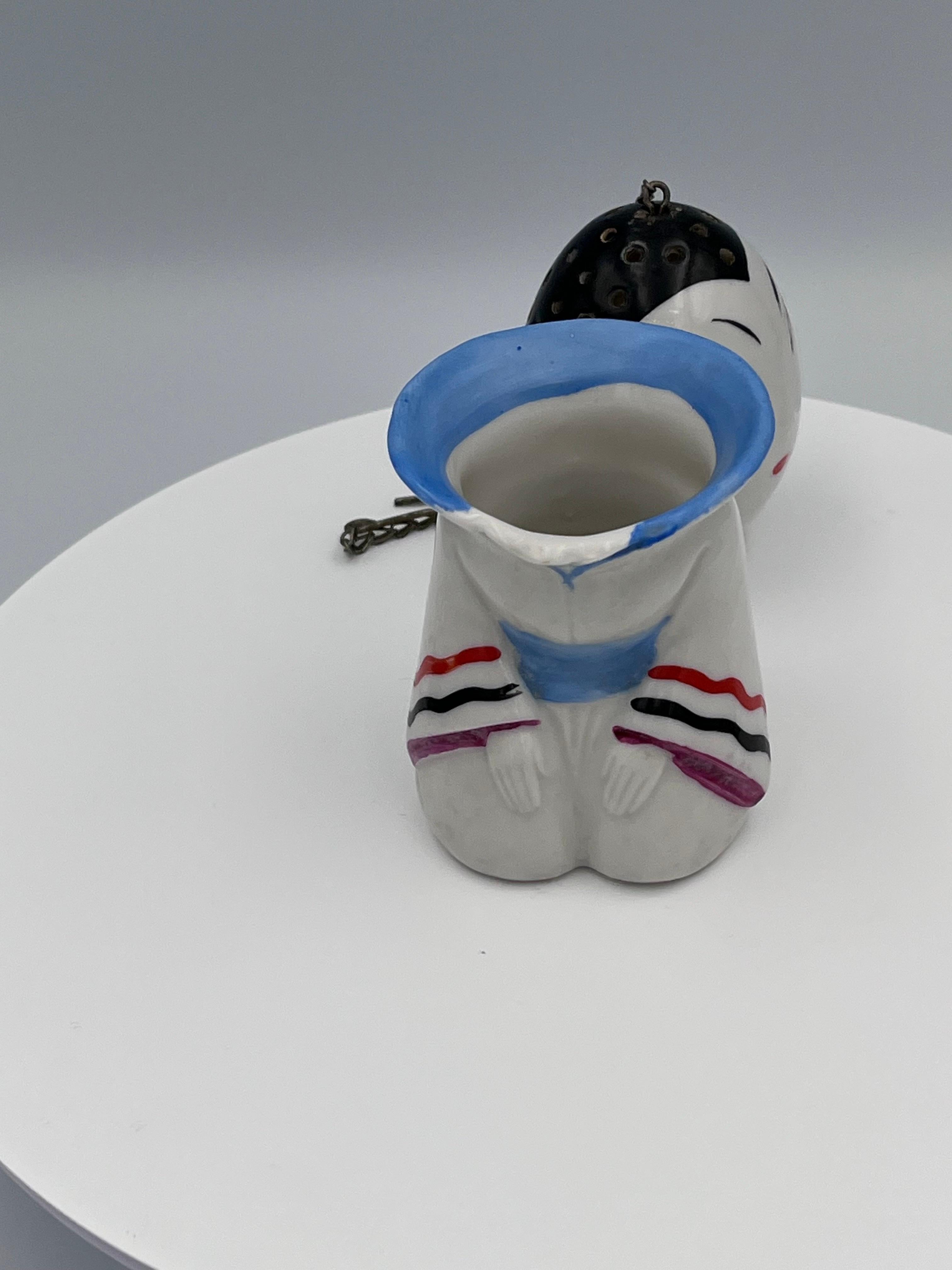 Rare 1930s Art Deco German Porcelain Orientalist Style Figural Tea Strainer For Sale 5