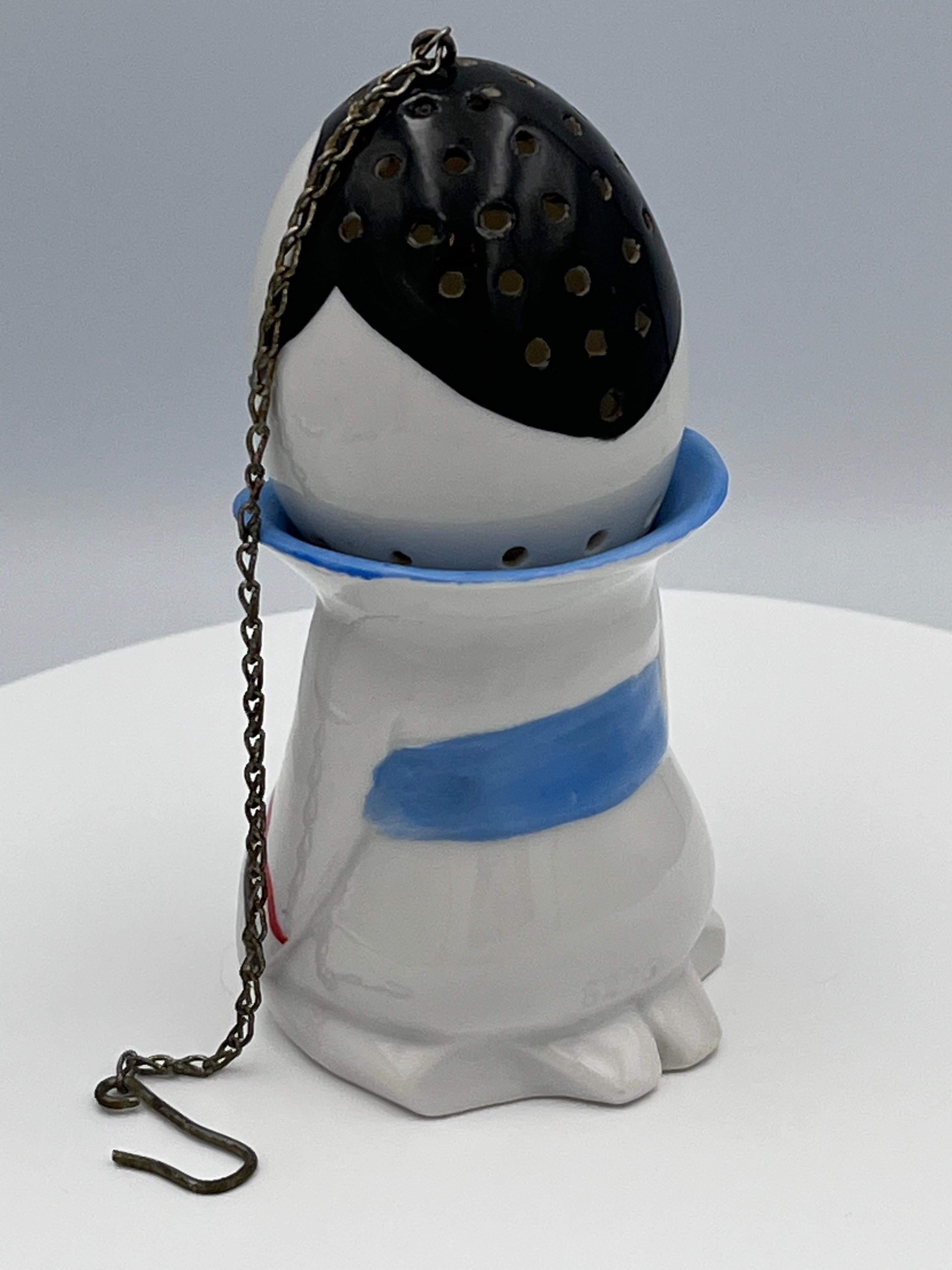 Rare 1930s Art Deco German Porcelain Orientalist Style Figural Tea Strainer In Good Condition For Sale In Red Lion, PA