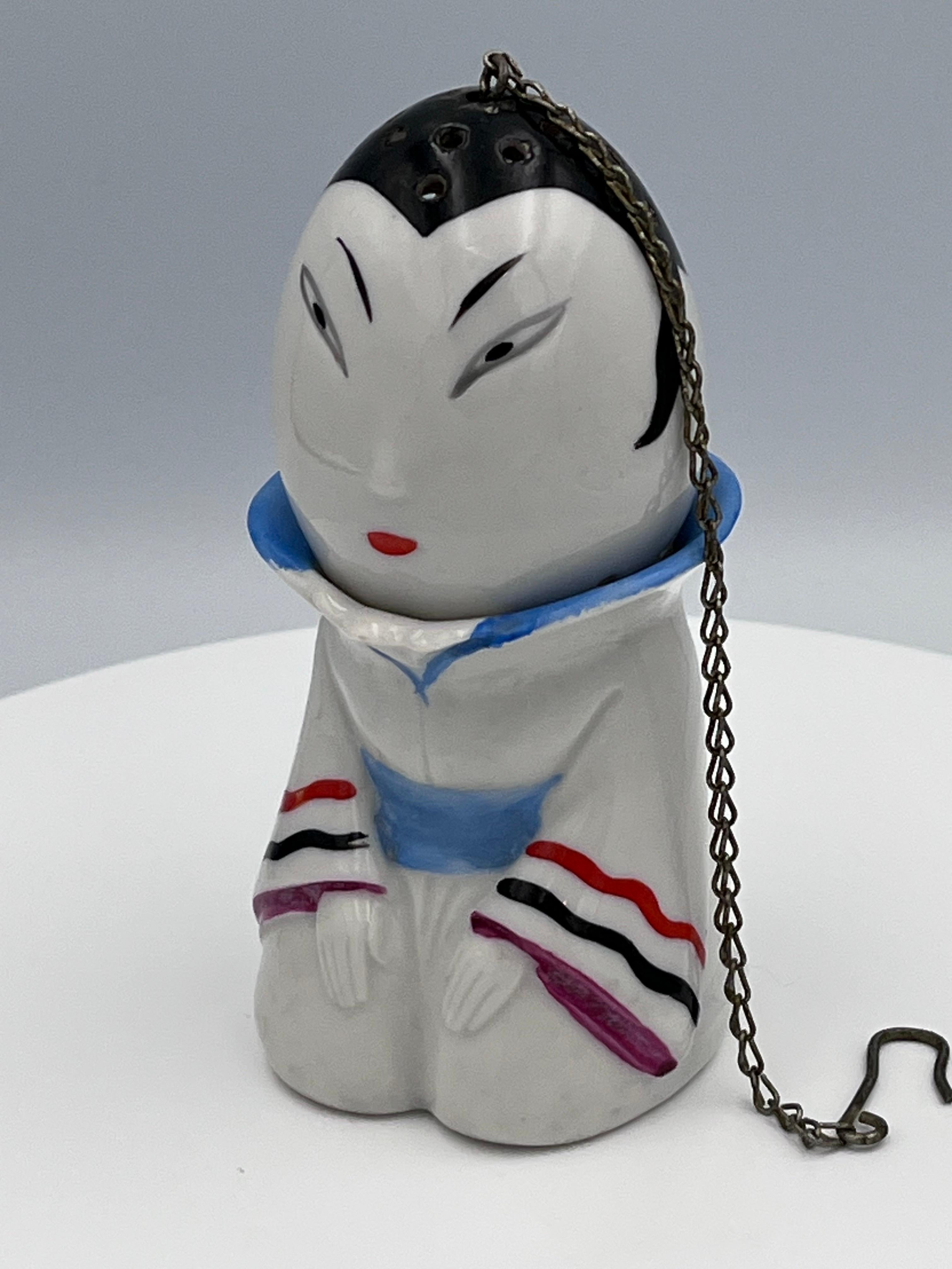 Rare 1930s Art Deco German Porcelain Orientalist Style Figural Tea Strainer For Sale 2