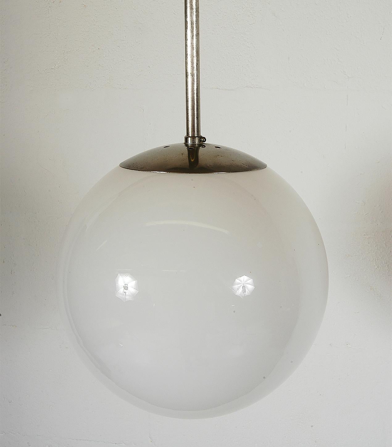 Anglais Rare lampe pendante à boule en verre Bauhaus des années 1930 par A.B Read pour Troughton & Young en vente
