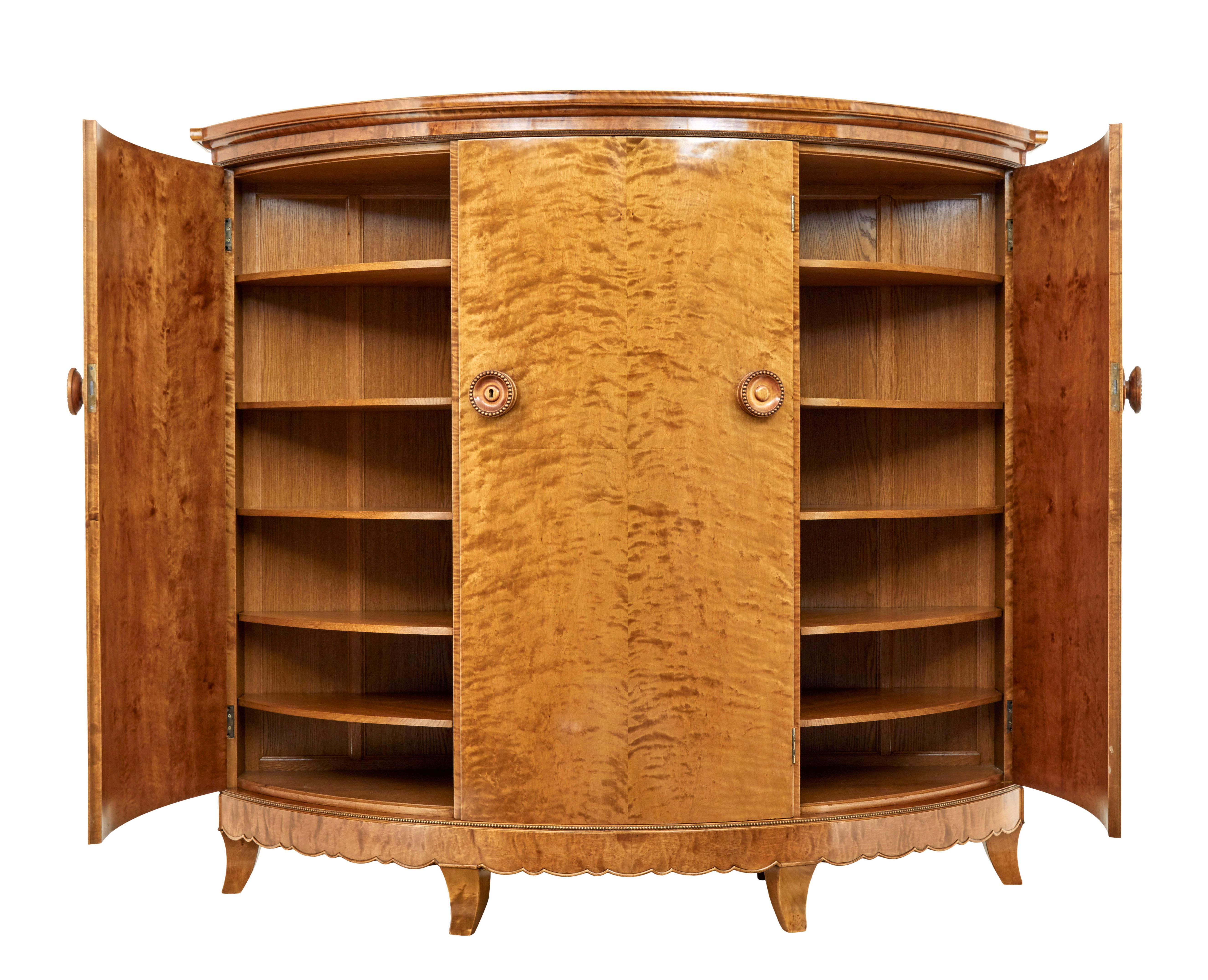 Rare armoire en bouleau des années 1930 aux proportions grandioses Otto Schulz pour Boet.

Nous avons le plaisir de vous proposer cette pièce conçue par le designer allemand Otto Schulz pour la société suédoise Boet.  Cette pièce est certainement