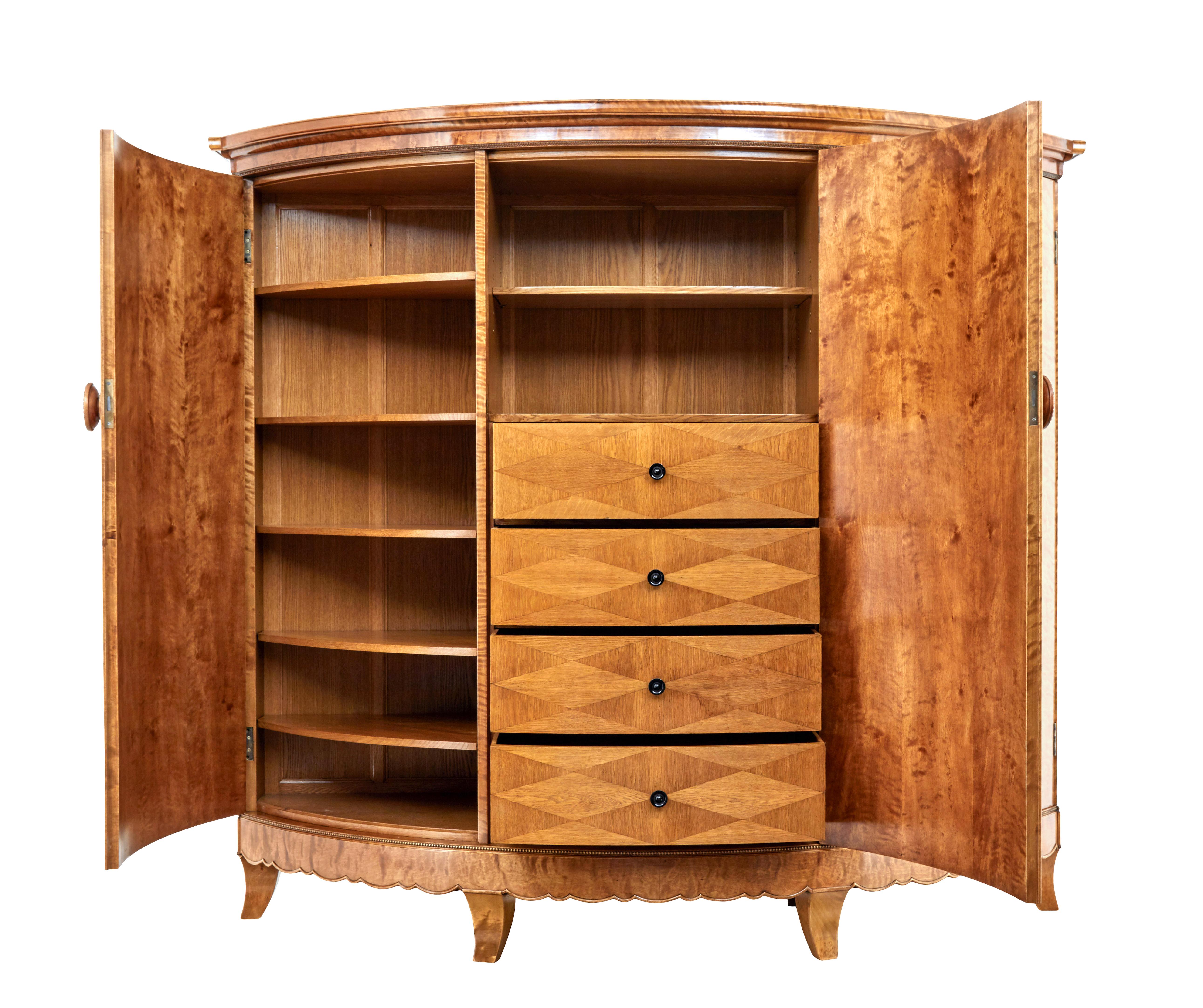 Suédois Rare armoire en bouleau des années 1930 aux proportions grandioses Otto Schulz pour Boet en vente