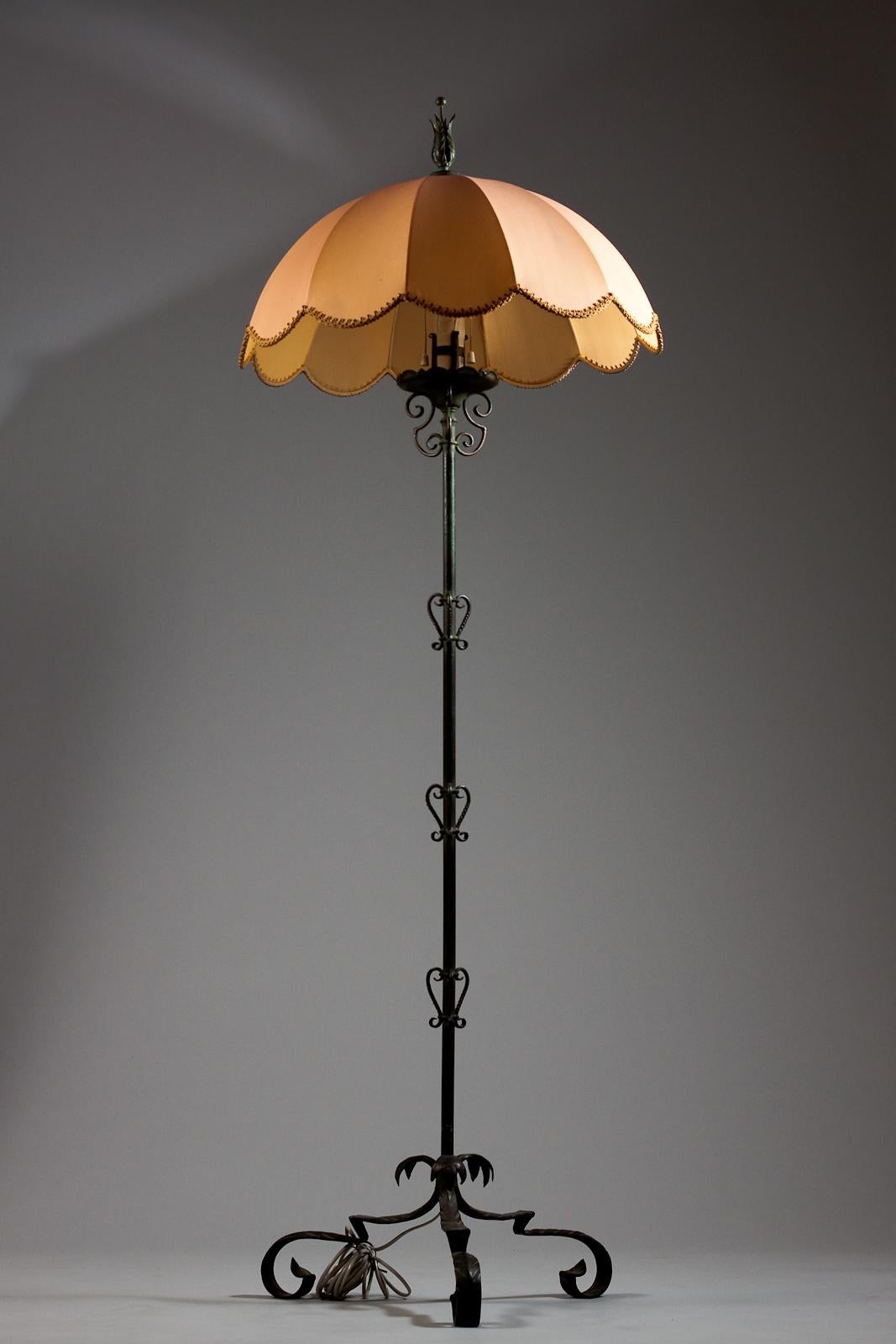 In the realm of interior design, few objects have the ability to transcend time and capture the essence of an era like a well-crafted floor lamp. One such masterpiece that stands as a testament to the artistic brilliance of the 1930s is the floor