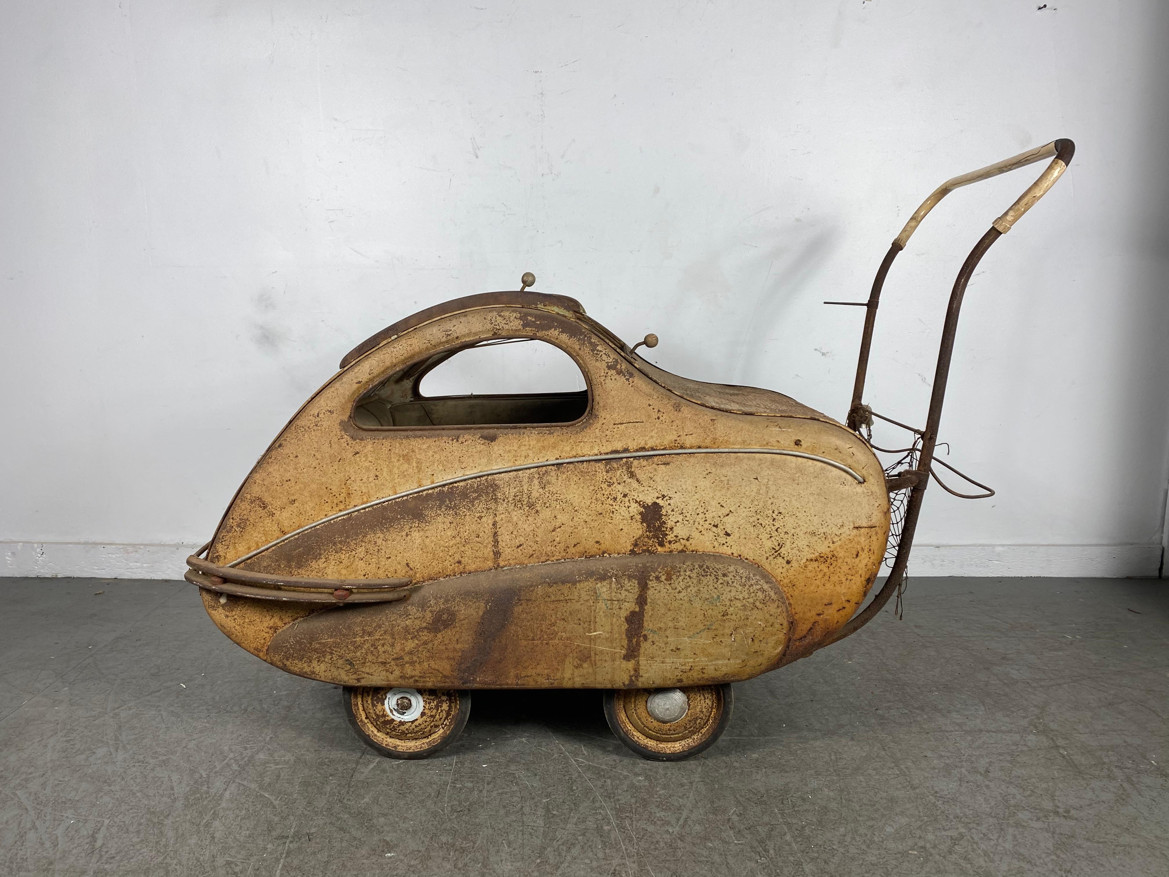 Rare 1930s Futuristic, Deco, Streamline Baby Buggy / Stroller/ Perambulator Pram In Distressed Condition In Buffalo, NY