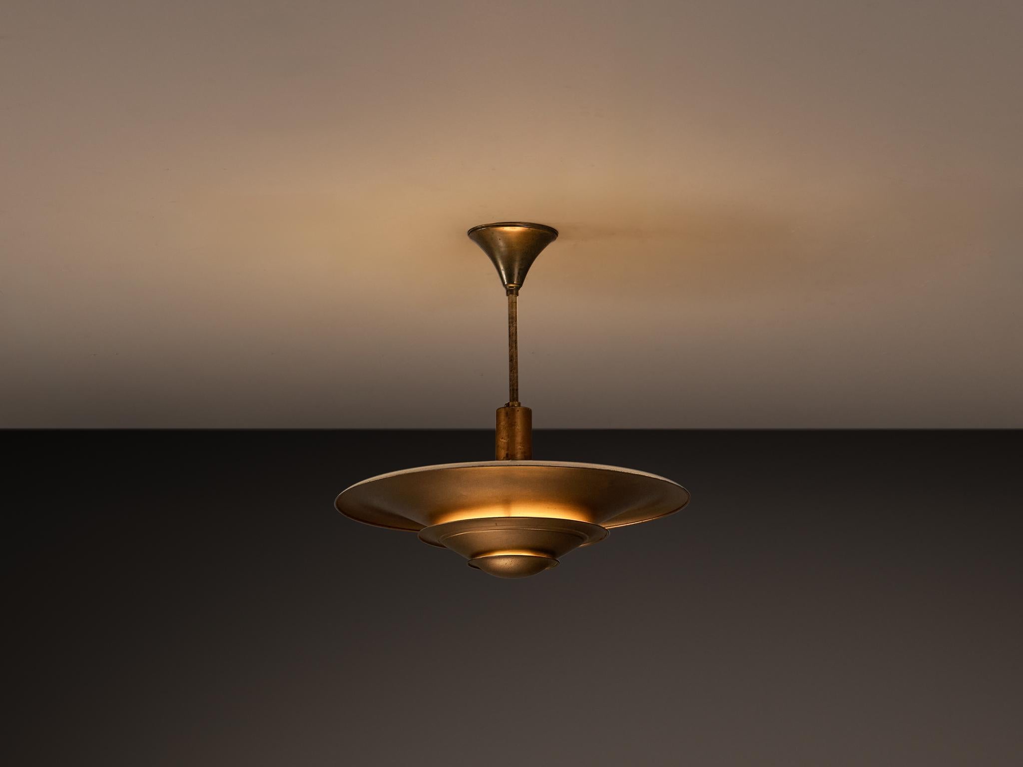 Louis Poulsen, pendente, modello 'A-Lamp', metallo verniciato, Danimarca, anni '30

Risalenti agli anni '30, questi oggetti di illuminazione realizzati da Louis Poulsen sono una rarità. Il paralume a più strati è caratterizzato da foglie rotonde,