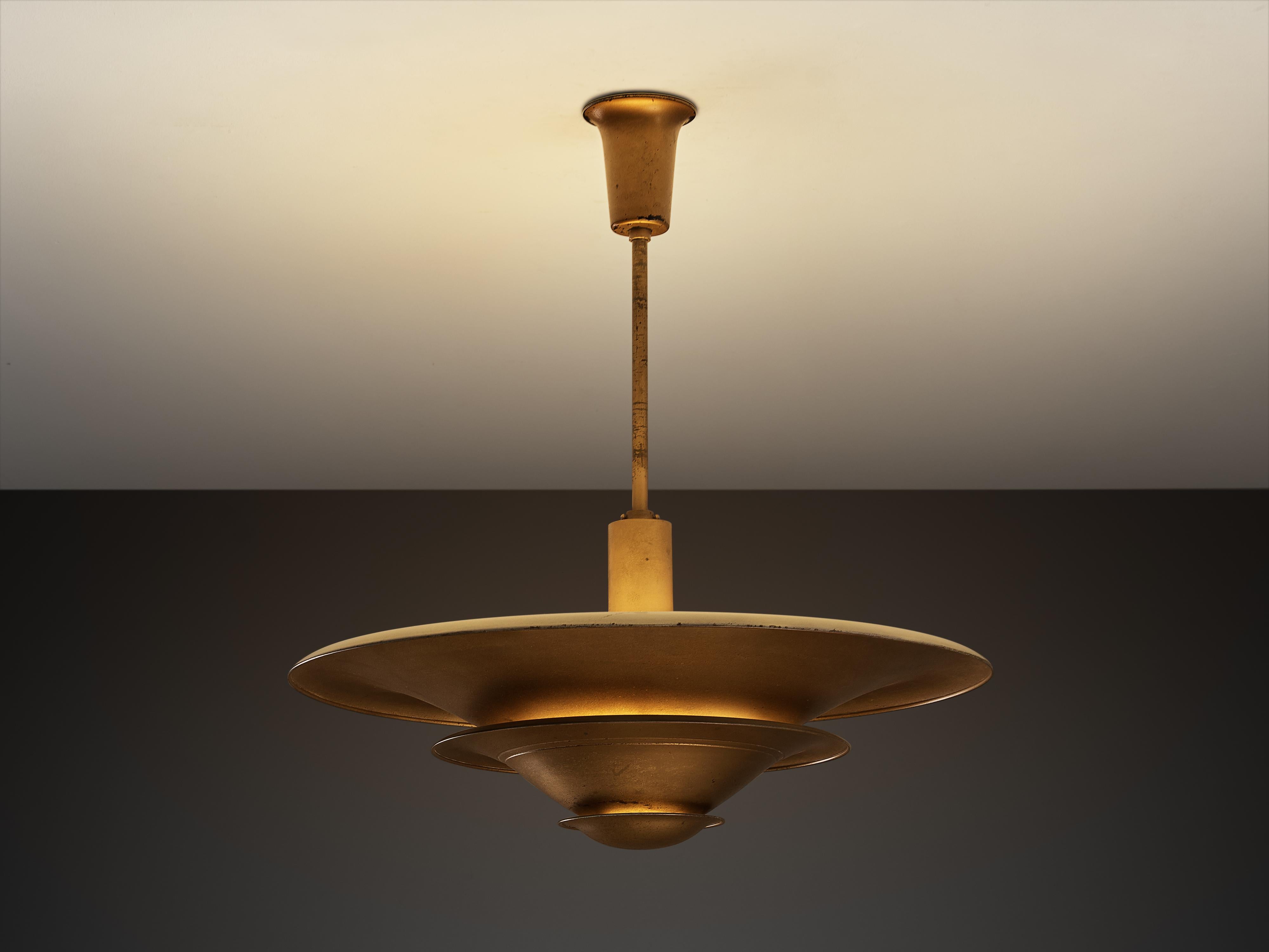 Louis Poulsen, lampada a sospensione, modello 'A-Lamp', ottone verniciato, Danimarca, anni '30

Risalenti agli anni '30, questi oggetti di illuminazione realizzati da Louis Poulsen sono una rarità. Il paralume a più strati è caratterizzato da foglie