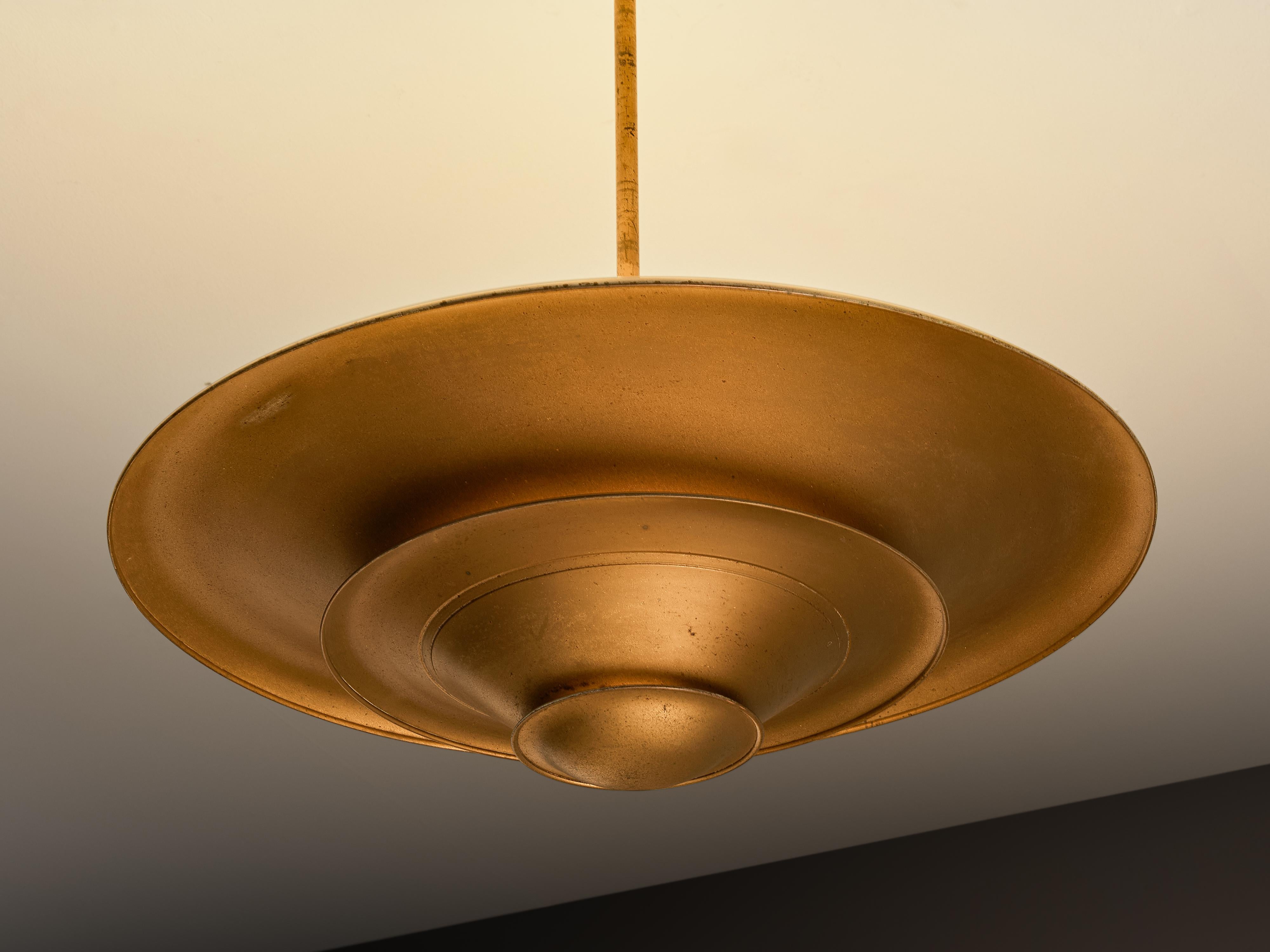 Ottone Rara plafoniera Louis Poulsen degli anni '30 in metallo dipinto in oro in vendita