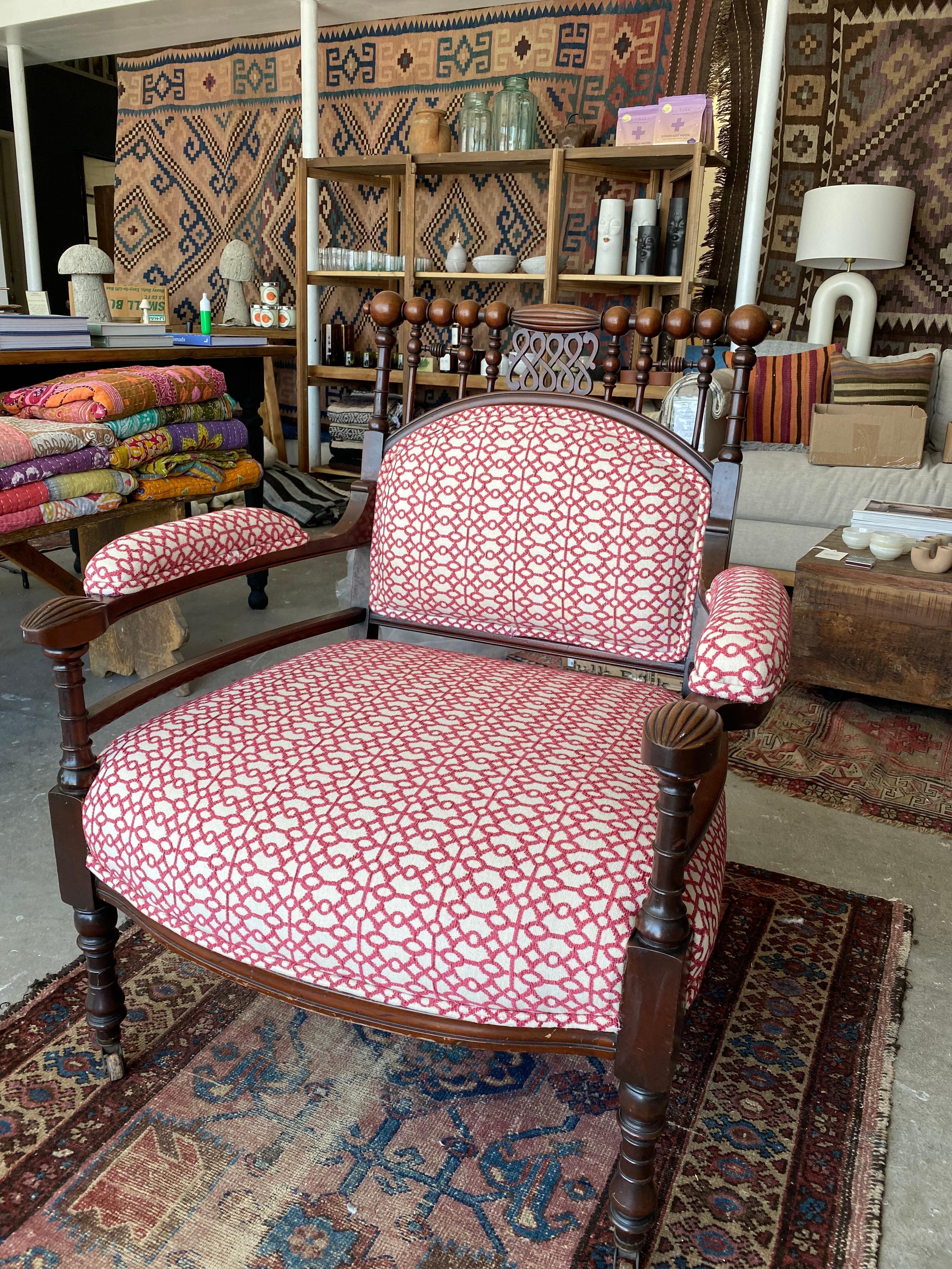 Il s'agit d'un fauteuil extrêmement rare de style colonial espagnol des années 1930 qui a été retapissé. Il est équipé de petites roues très pratiques qui permettent de le déplacer facilement, d'un magnifique bois d'origine, de détails étonnants sur