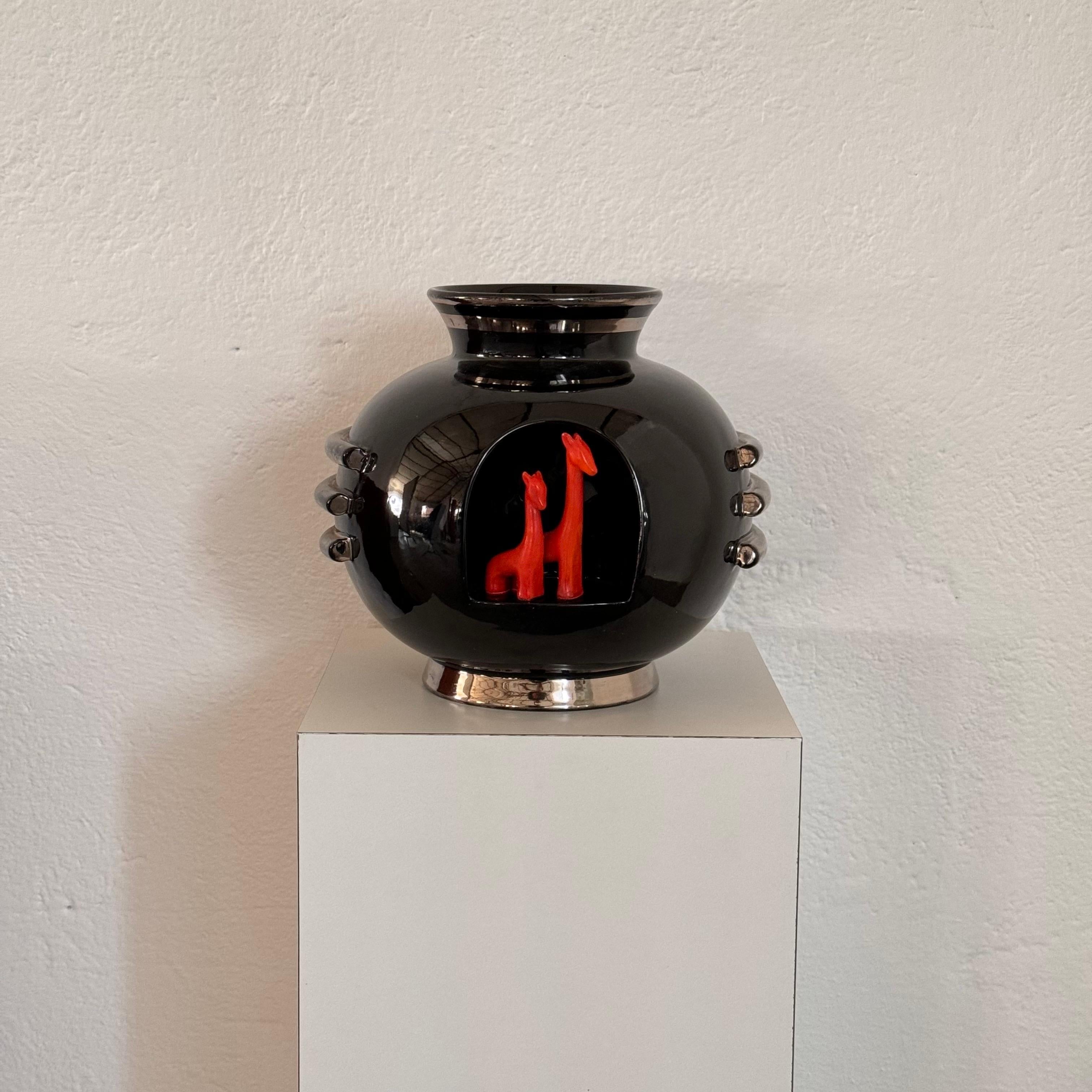 Ce remarquable vase métaphysique Art déco, créé par le célèbre artiste italien Marcello Fantoni pour Deruta en 1935, est une pièce rare et de grande collection de l'art céramique italien. Le vase présente une glaçure noire frappante avec des bandes