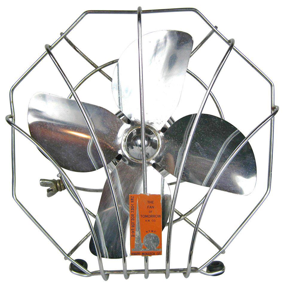 1939, New York Worlds Fair Fan “The Fan of Tomorrow”  Trylone and Perisphe In Good Condition For Sale In Wallkill, NY