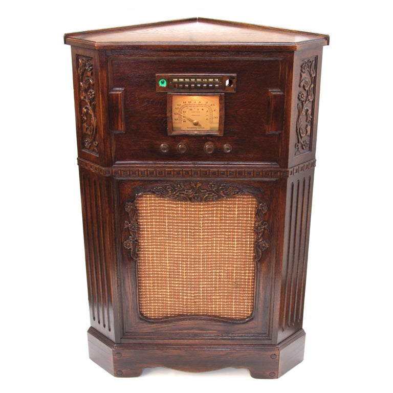 Very rare corner radio with custom Viking Oak cabinet by the Romweber Furniture Company of Batesville, IN. 

Radio features:
- Stromberg Carlson Model 340 Shortwave Radio Chassis
- Oak cabinet with ornate relief carving
- Hand-painted control