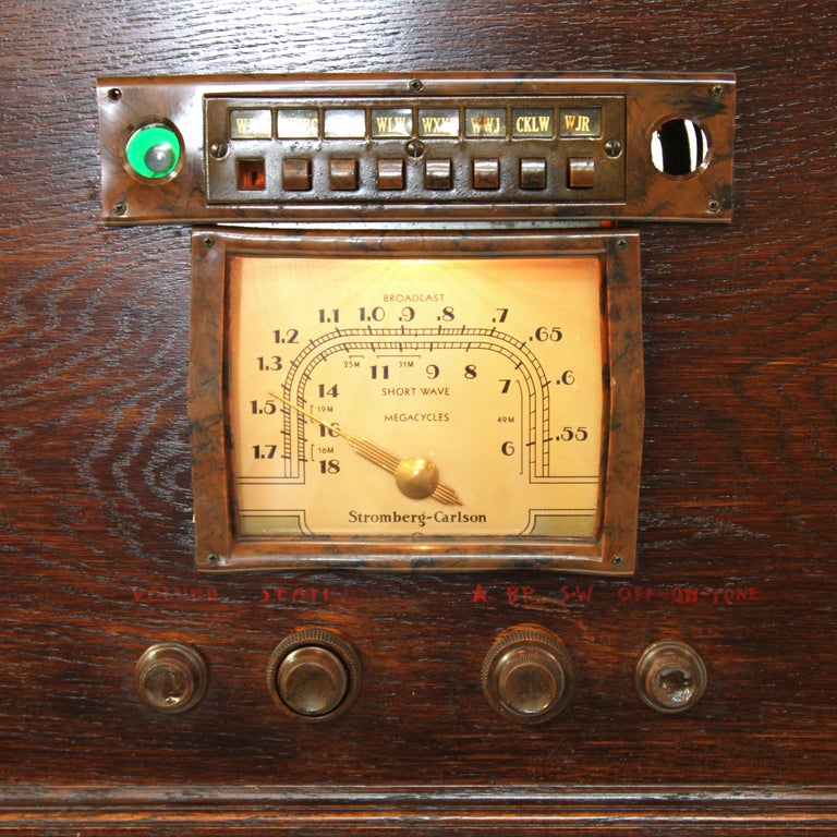 Rare 1939 Vintage Viking Oak Corner Console Radio by Romweber In Good Condition For Sale In Lafayette, IN