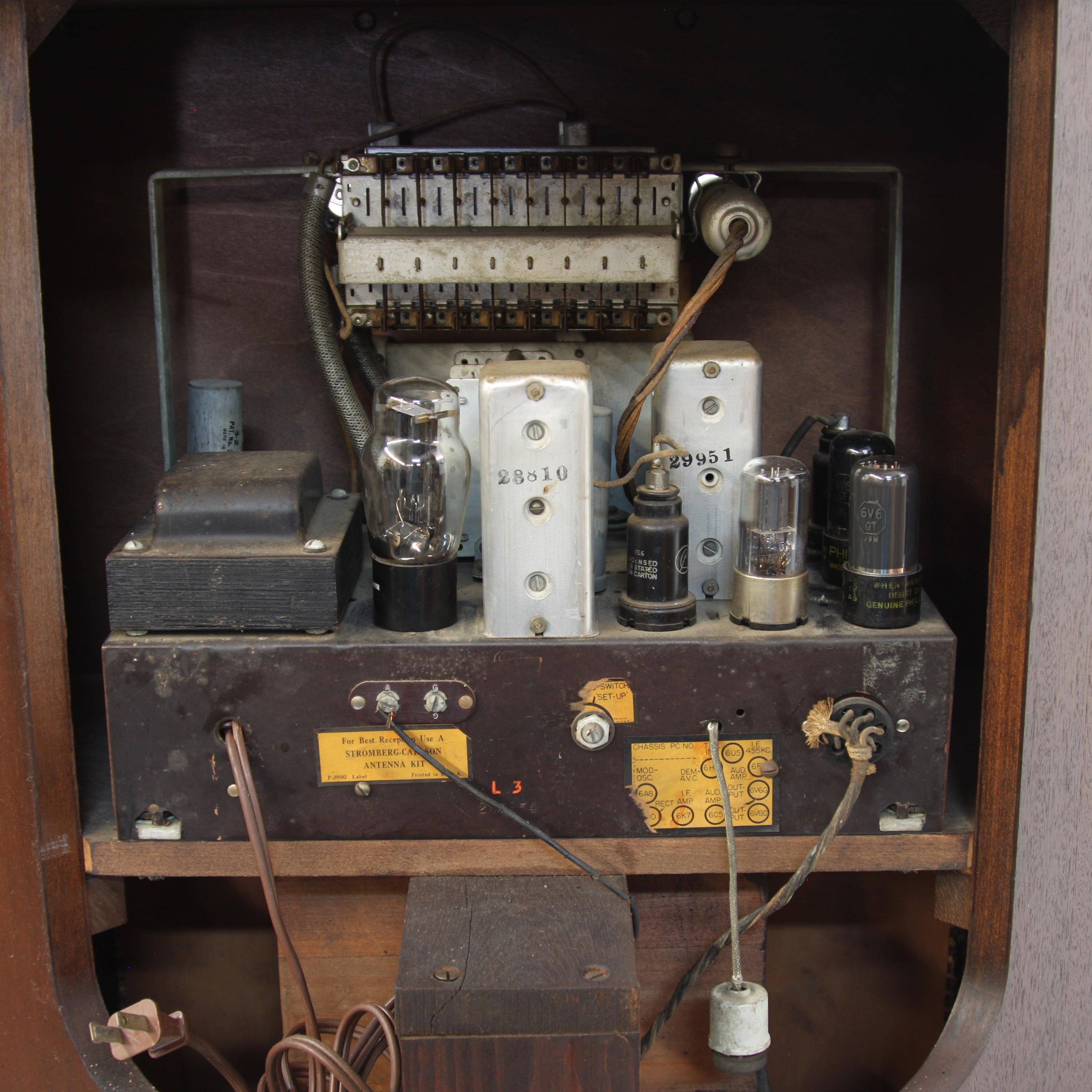 Rare 1939 Vintage Viking Oak Corner Console Radio by Romweber In Good Condition For Sale In Lafayette, IN