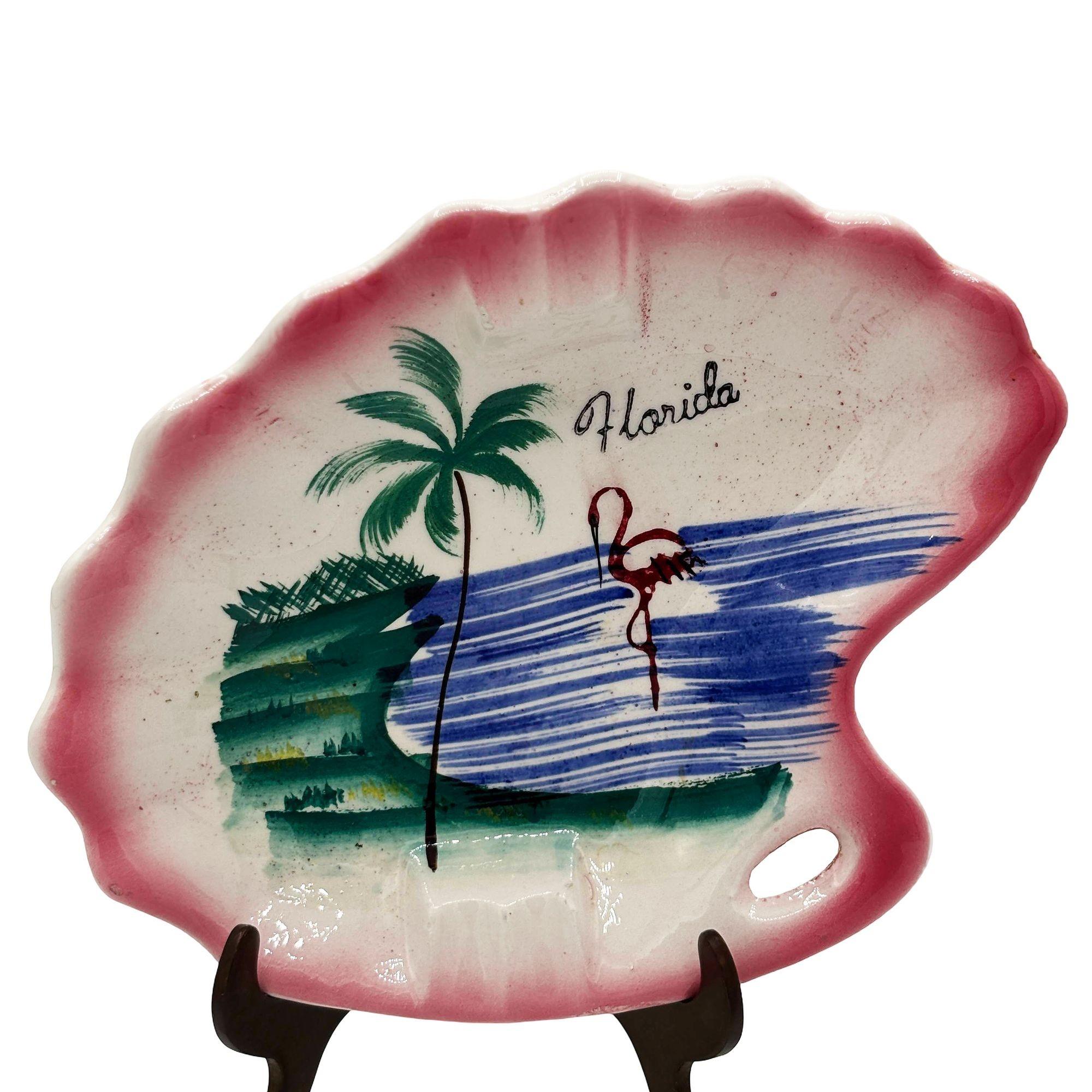 Ceniceros biomórficos de cerámica rosa y verde Florida Pink Flamingo de mediados de siglo con un flamenco junto a la costa. El cenicero presenta una escena bellamente detallada pintada a mano de un flamenco en la costa de la playa de Florida con