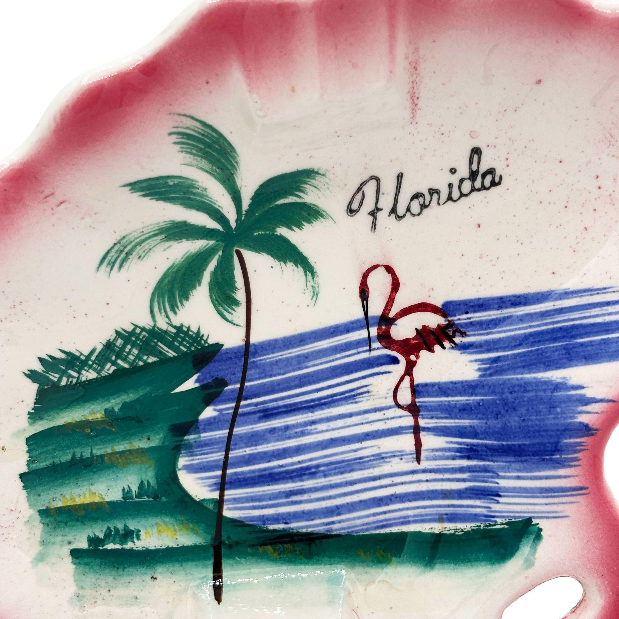 Raro Cenicero de Cerámica Biomórfica Flamenco Rosa Florida de 1940 de Kenmar Moderno de mediados de siglo en venta