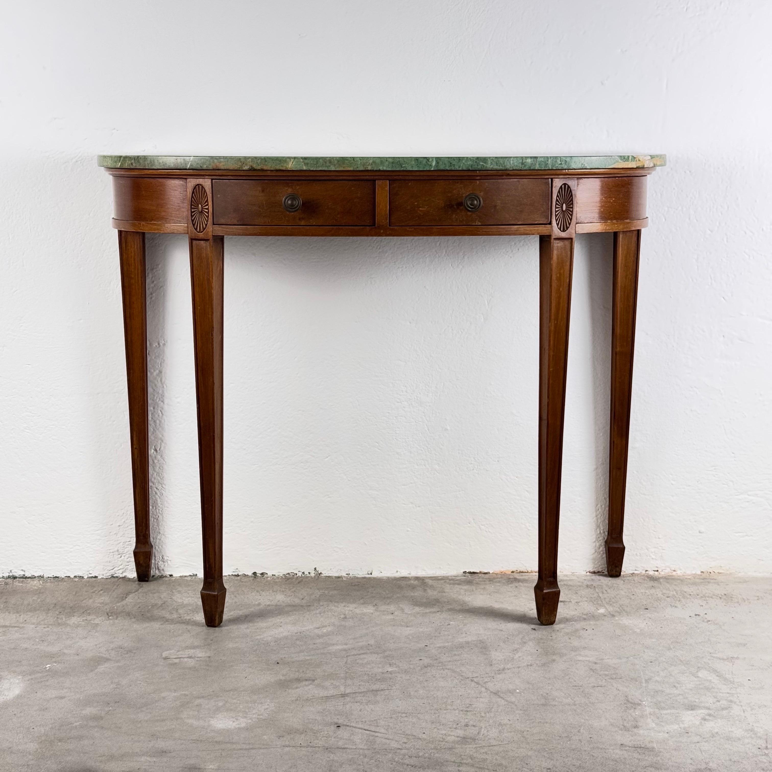 Une magnifique table console conçue par Paolo Buffa dans les années 1940, qui témoigne de l'élégance intemporelle et du savoir-faire artisanal du design italien. Cette pièce exceptionnelle présente un superbe plateau en marbre malachite vert,