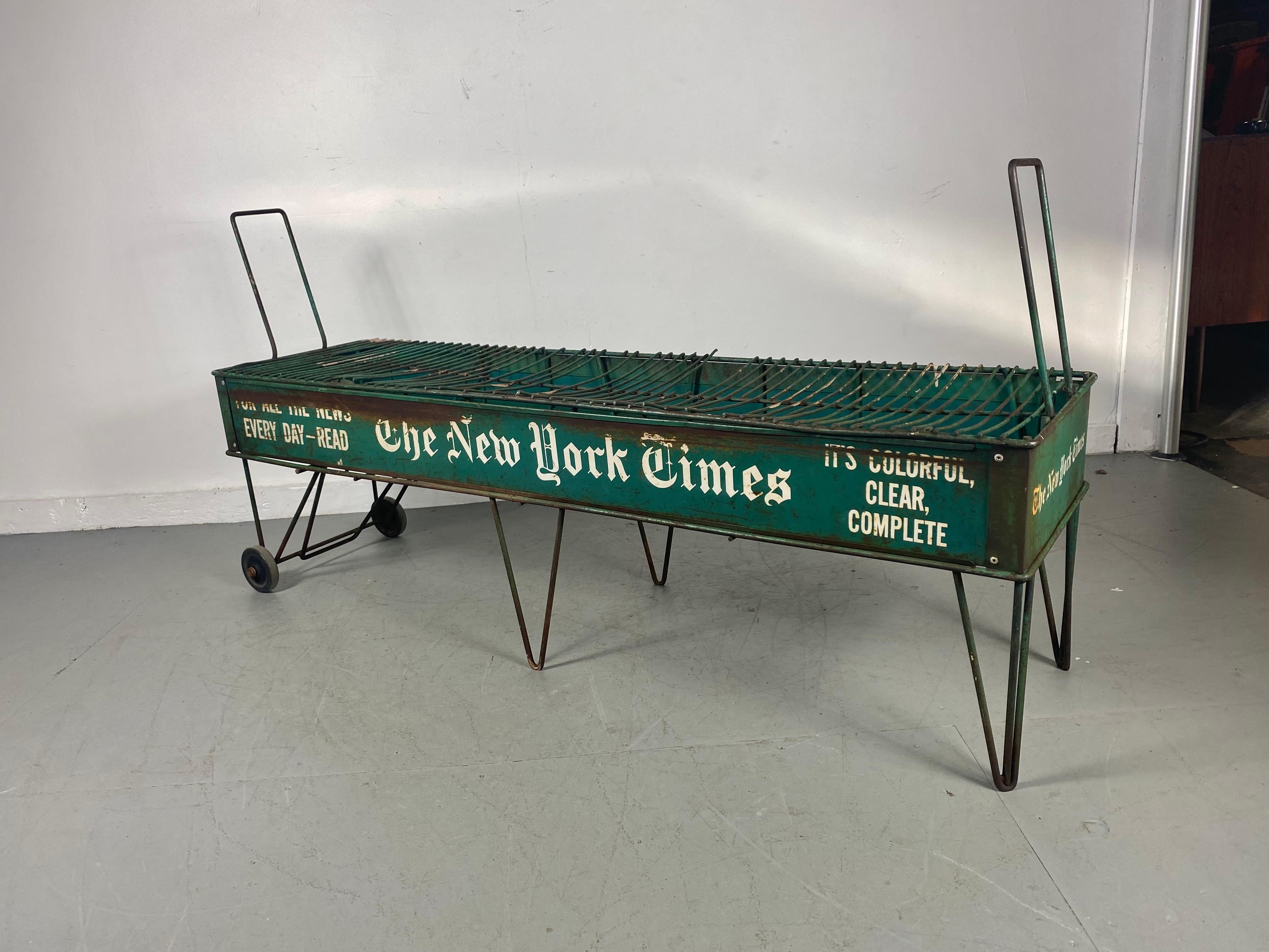 Peint Rare chariot de présentation de journaux du New York Times des années 1940 /50, porte-revues en vente