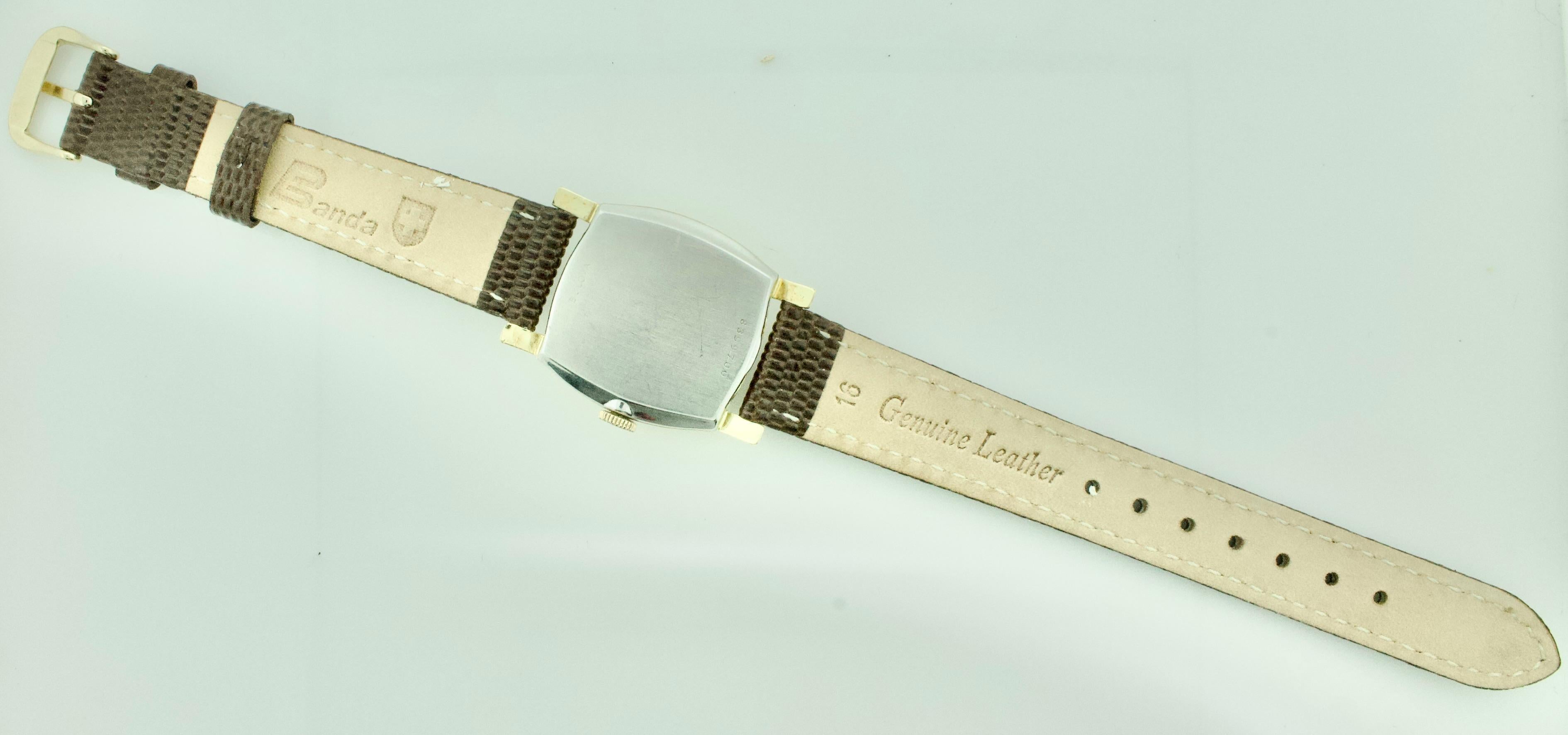 Raro reloj de pulsera Bulova de los años 40 con esfera de damero y caja tonneau en venta 6