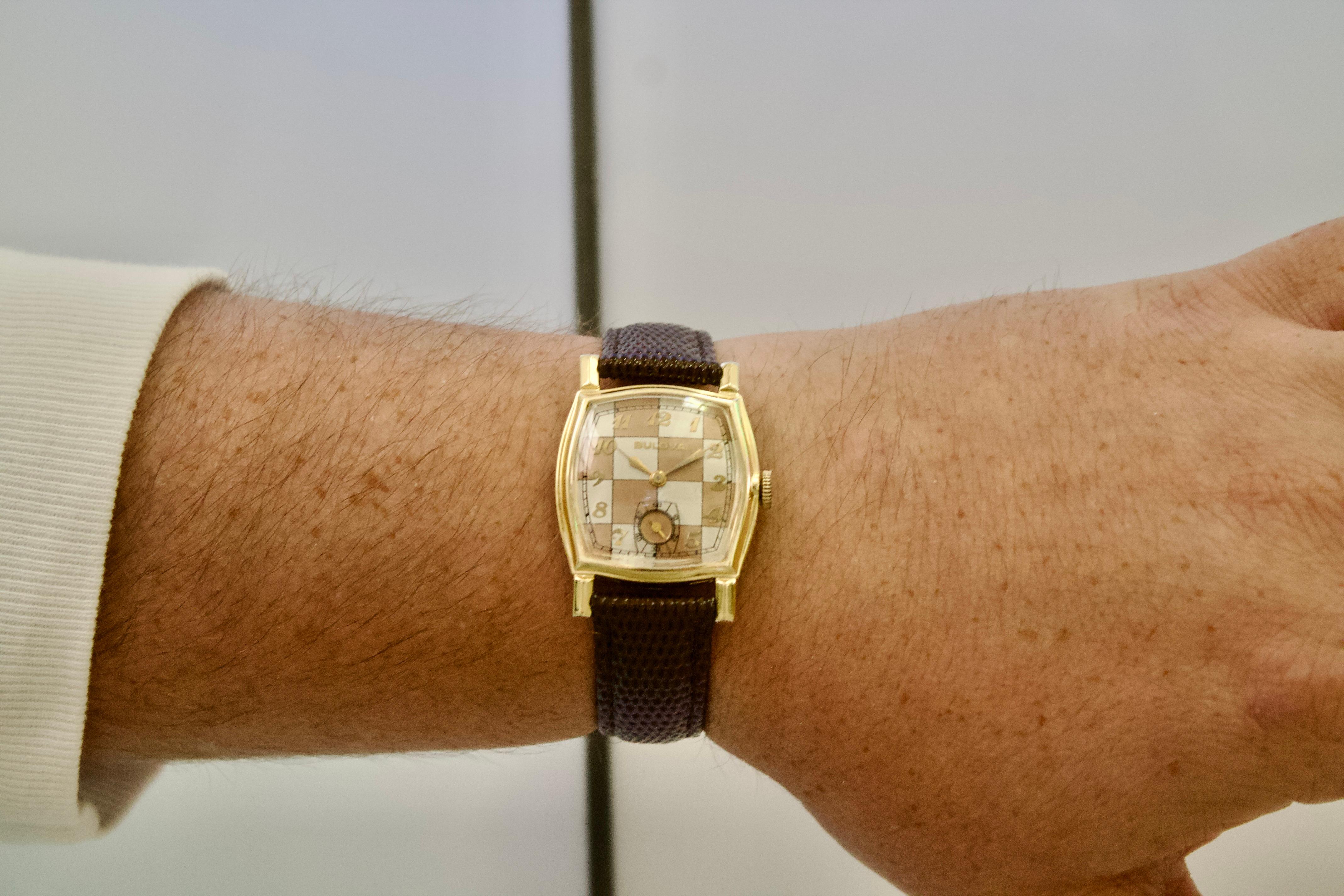 Raro reloj de pulsera Bulova de los años 40 con esfera de damero y caja tonneau
De la colección acorazada de nuestro propietario.  Recientemente revisado por nuestro maestro relojero de Los Ángeles.  Se puede mantener fácilmente en el