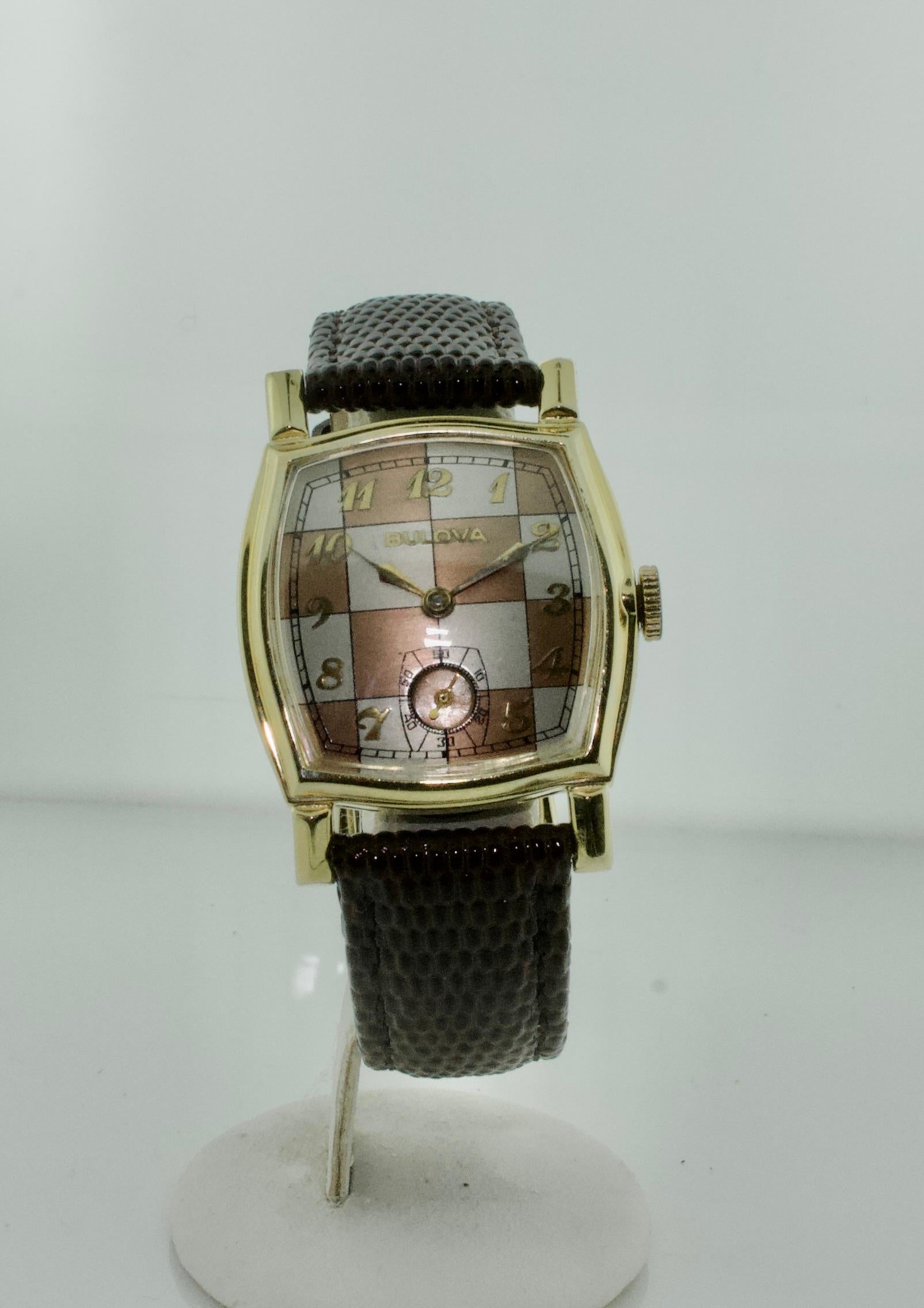 Raro reloj de pulsera Bulova de los años 40 con esfera de damero y caja tonneau en Excelente estado para la venta en Wailea, HI