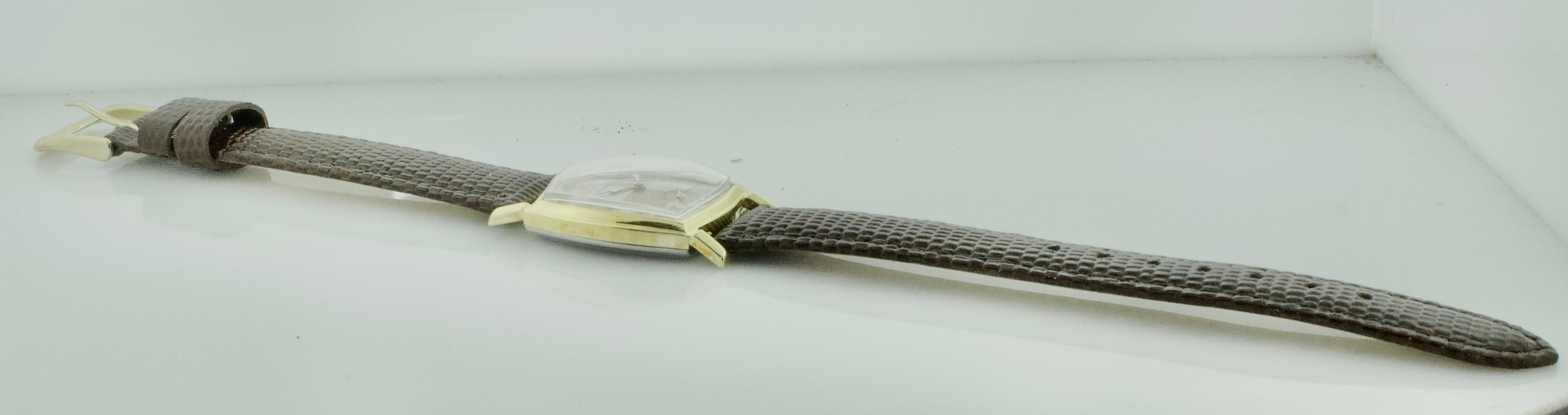Raro reloj de pulsera Bulova de los años 40 con esfera de damero y caja tonneau en venta 3