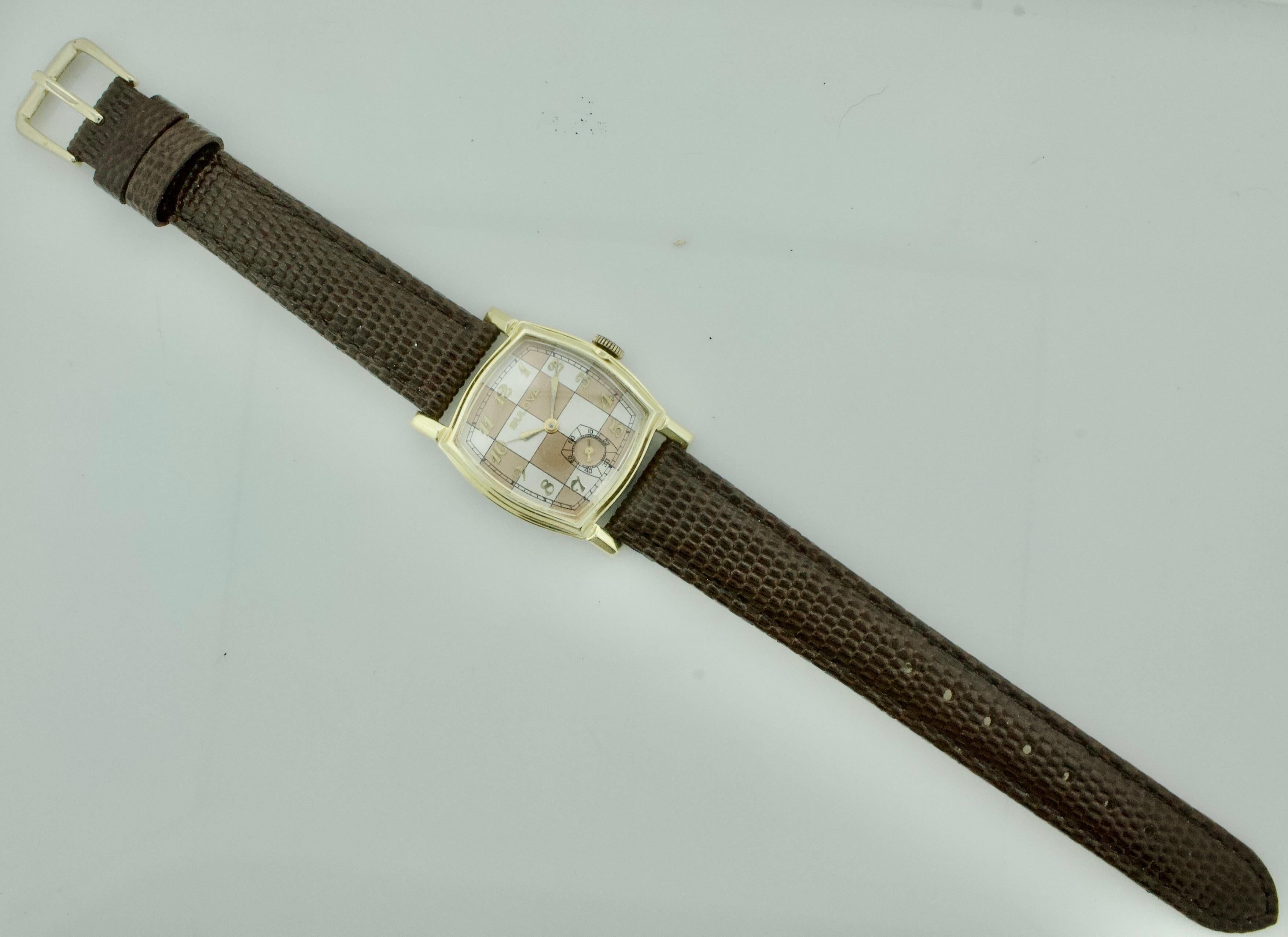 Raro reloj de pulsera Bulova de los años 40 con esfera de damero y caja tonneau en venta 4