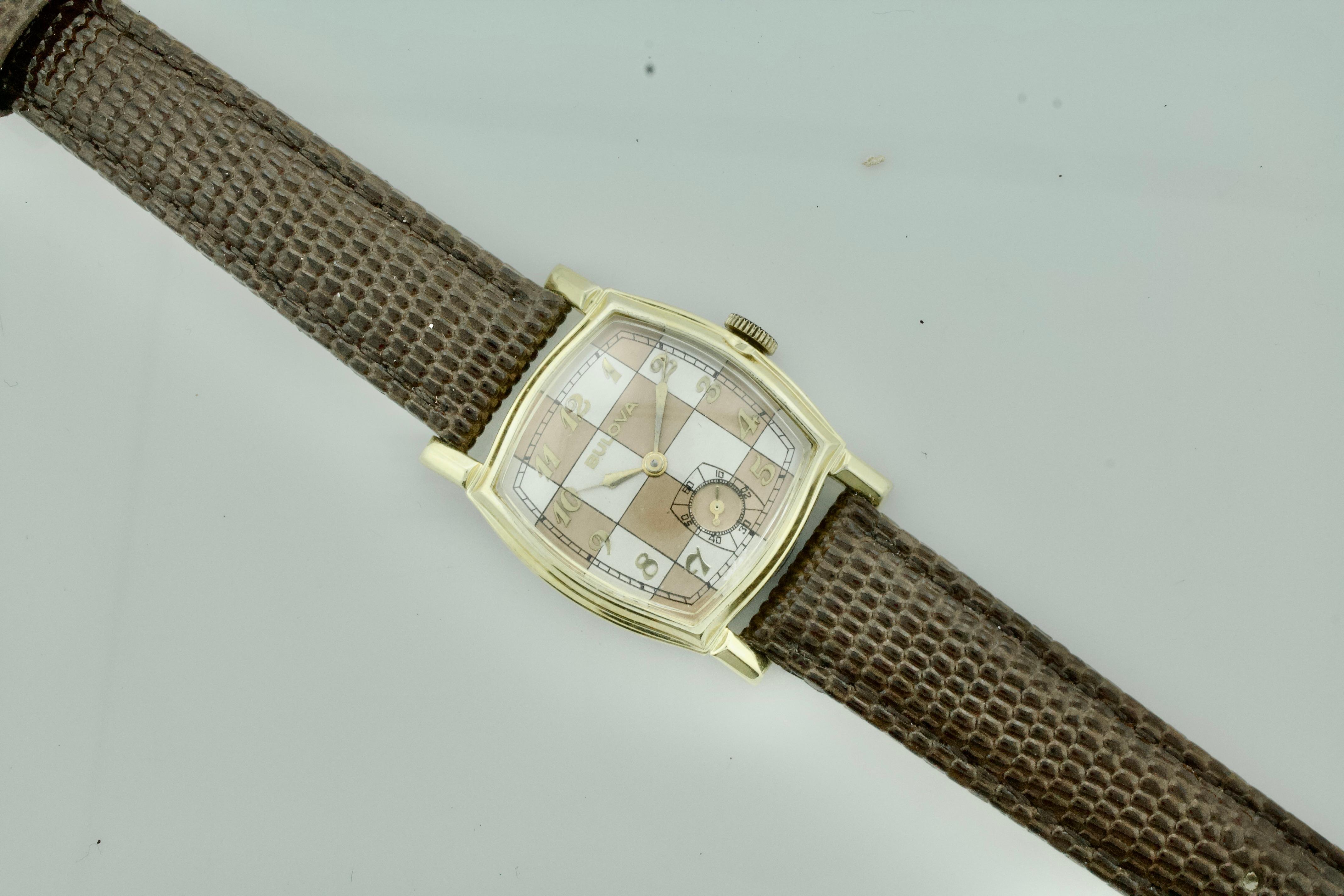 Raro reloj de pulsera Bulova de los años 40 con esfera de damero y caja tonneau en venta 5