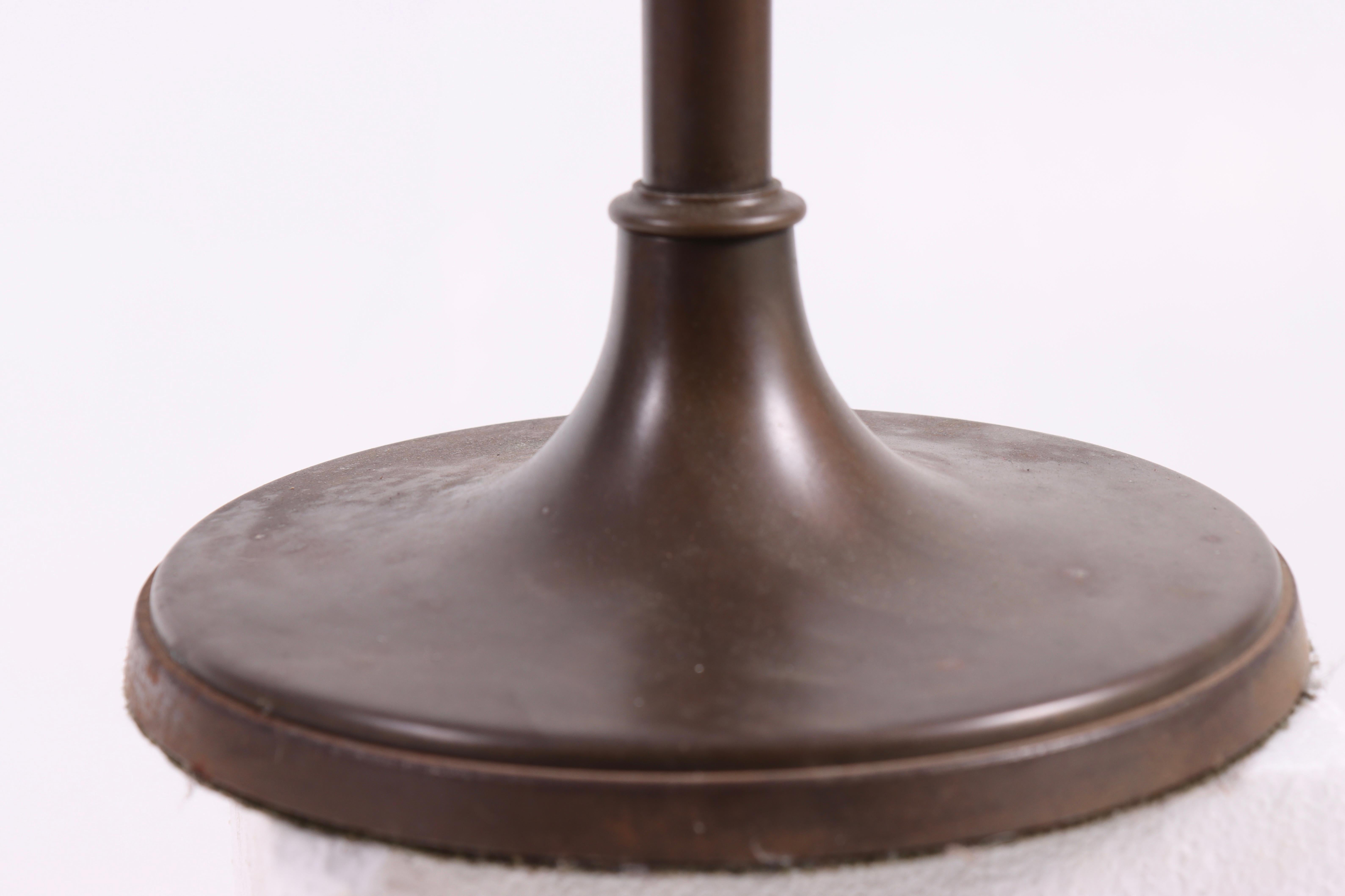 Scandinavo moderno Rara lampada danese in ottone del 1940 con design regolabile da tavolo o da terra, US P in vendita