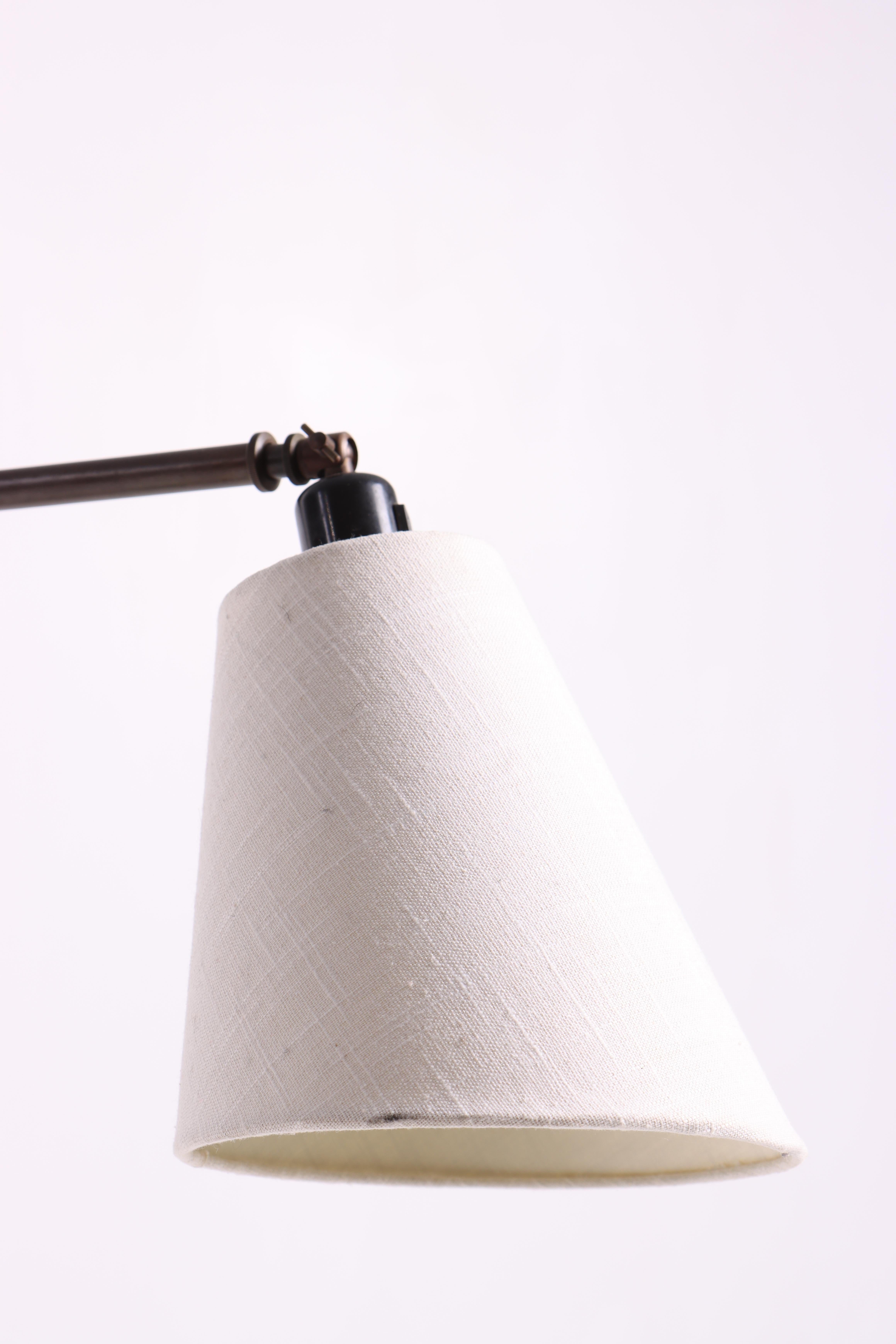 Danese Rara lampada danese in ottone del 1940 con design regolabile da tavolo o da terra, US P in vendita